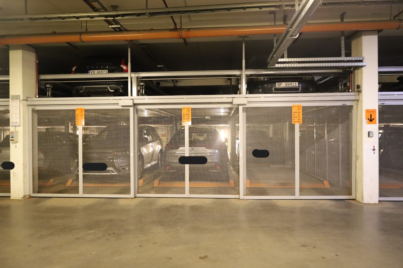 Bildet viser port til biloppstillingsplass Galleribilde