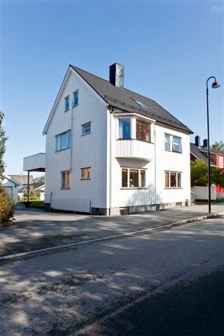 Sentralt med inngang fra baksiden/hagen Galleribilde