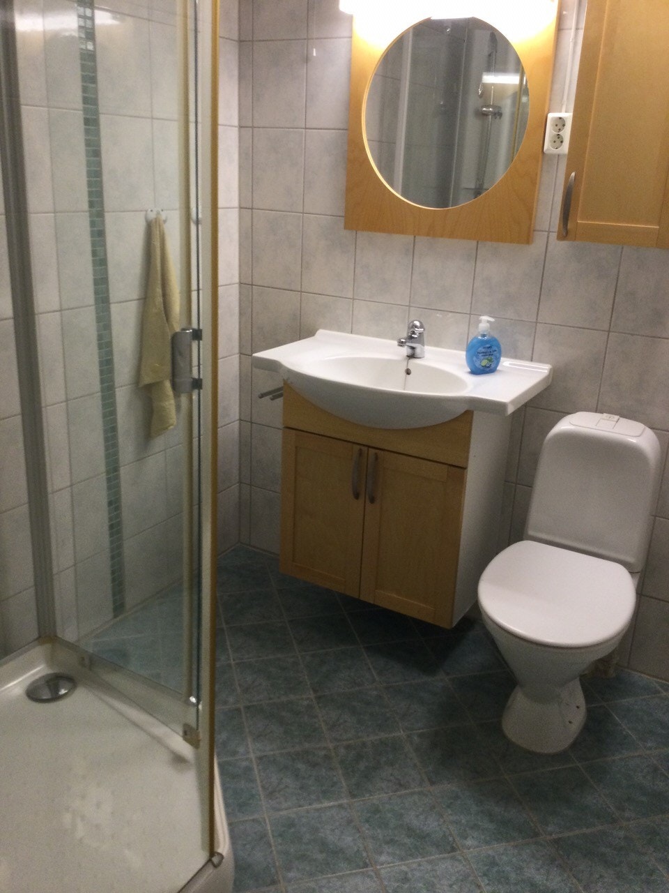 Bad med dusjkabinett og varmekabler. Galleribilde