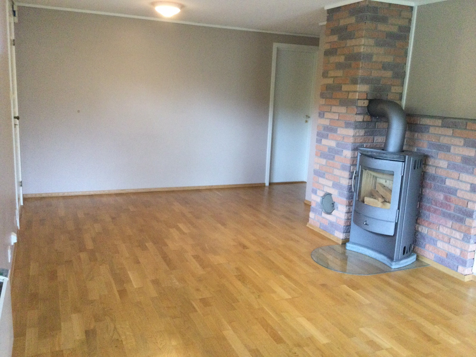 Stue med peisovn. Galleribilde