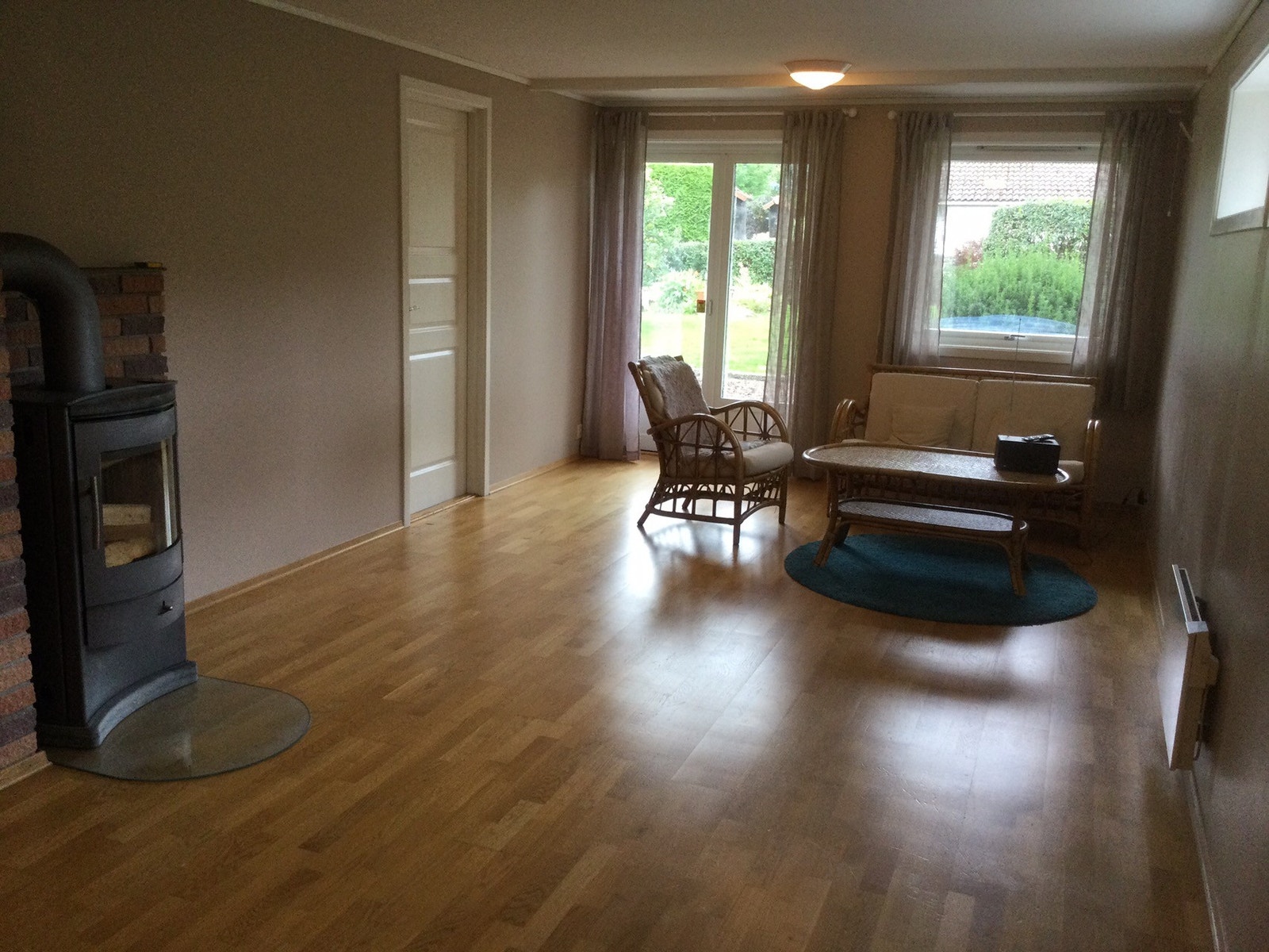 Stue med utgang til solrik uteplass. Galleribilde