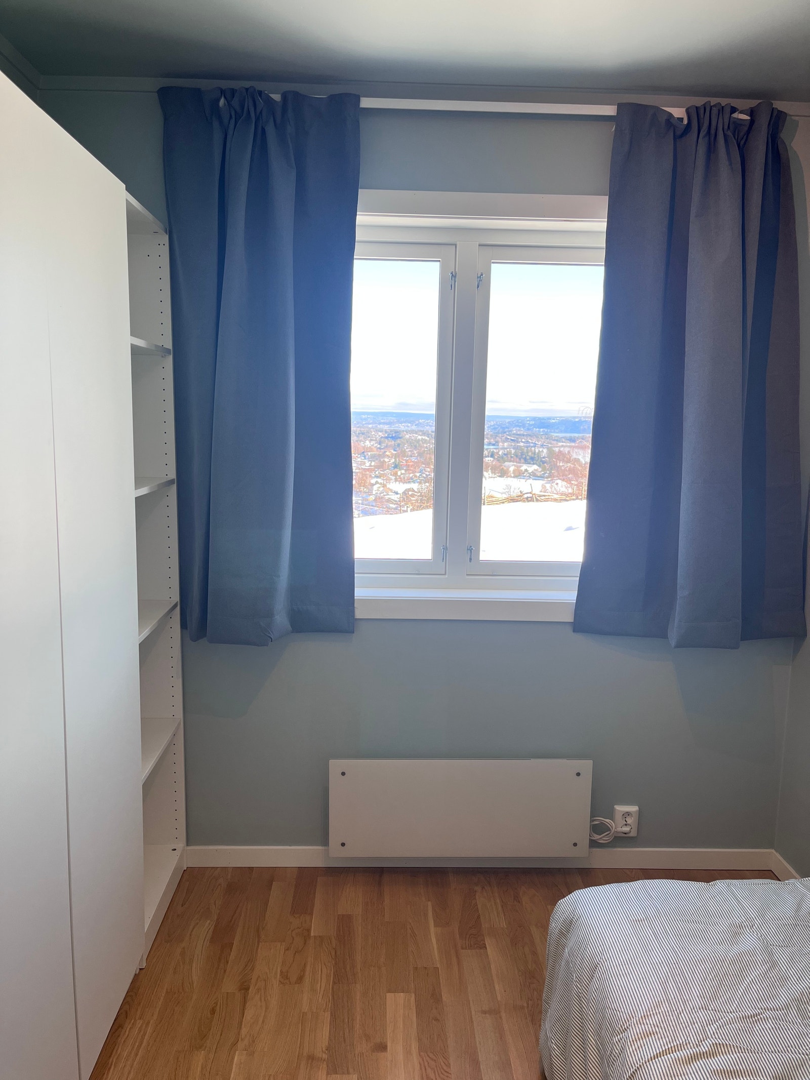 Soverom med lystette gardiner og god skapplass Galleribilde