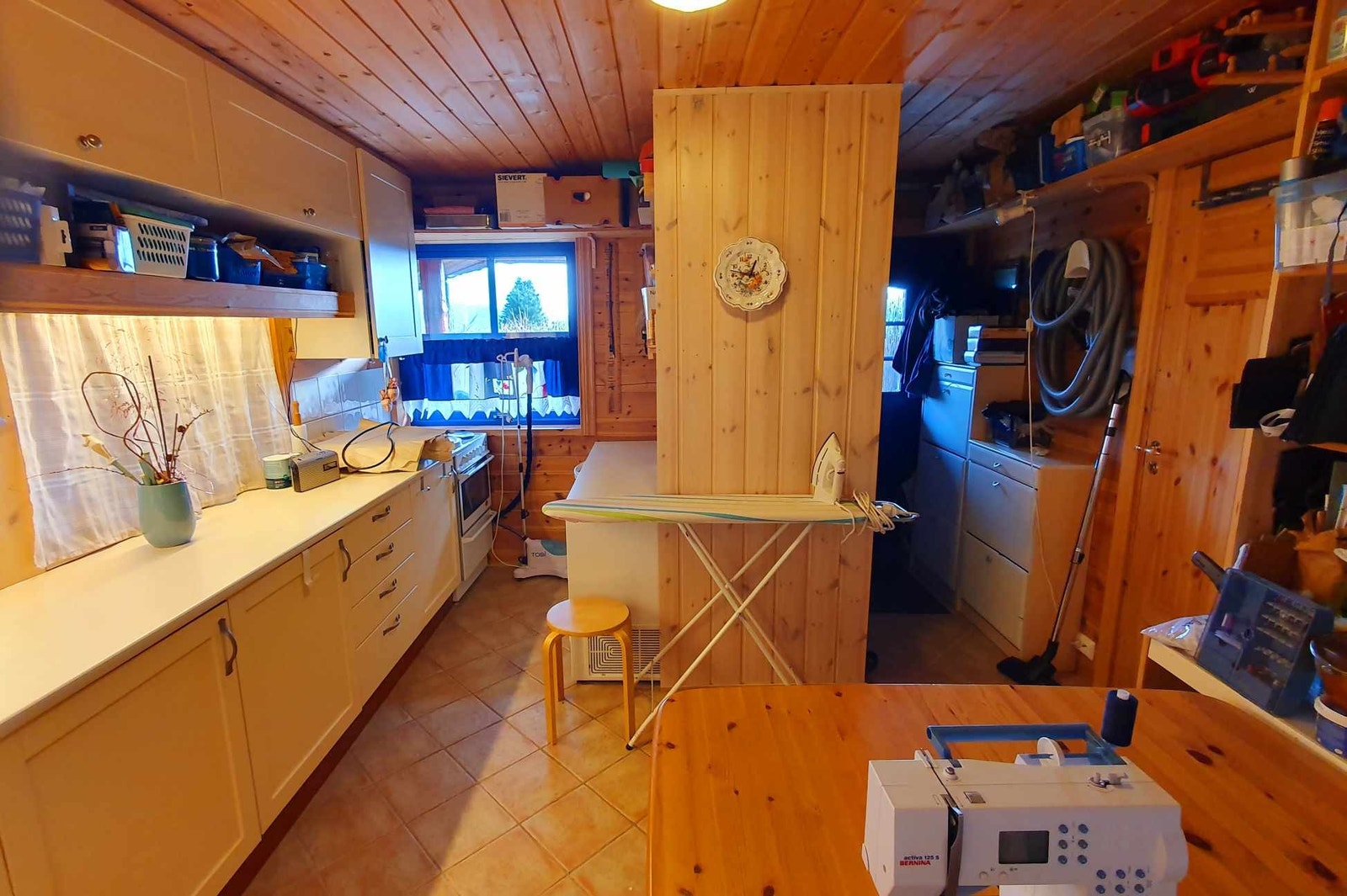 Vaskerom mot øst, inngang som viser del av grovkjøkken m komfyr, fryser. Galleribilde