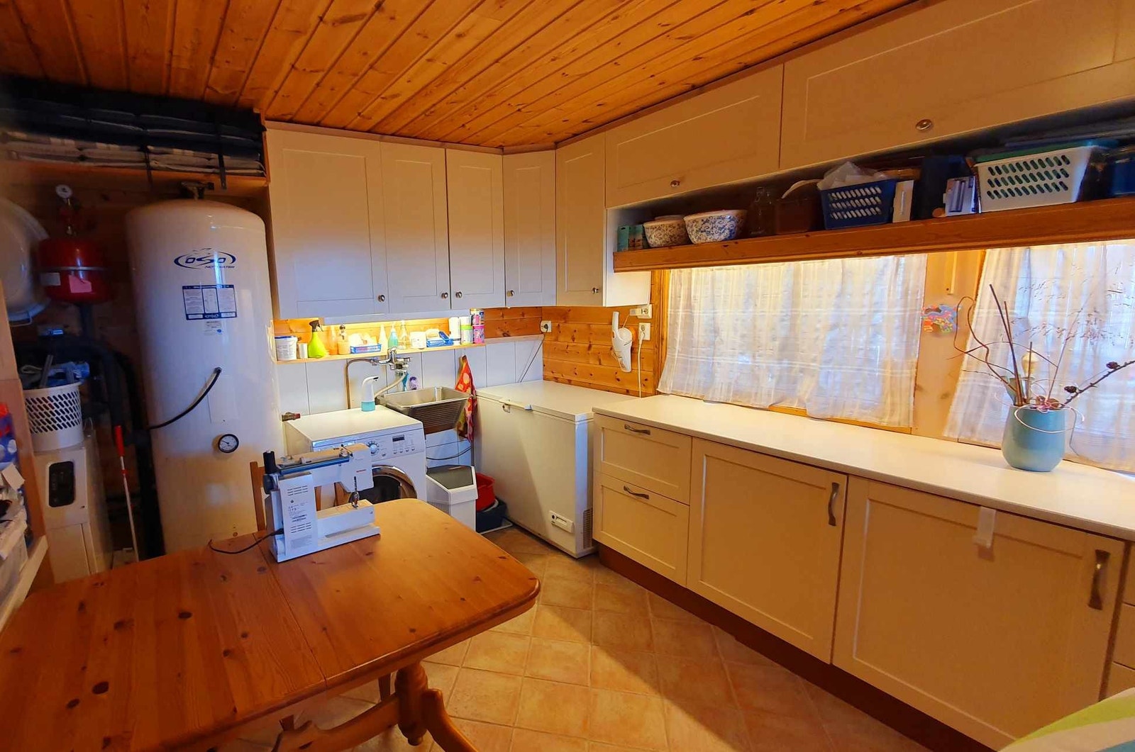 Vaskerom (mot vest): varmepumpe, 300 l dobbelmantla vv-tank, vaskemaskin, vask, frys + del av grovkjøkken Galleribilde