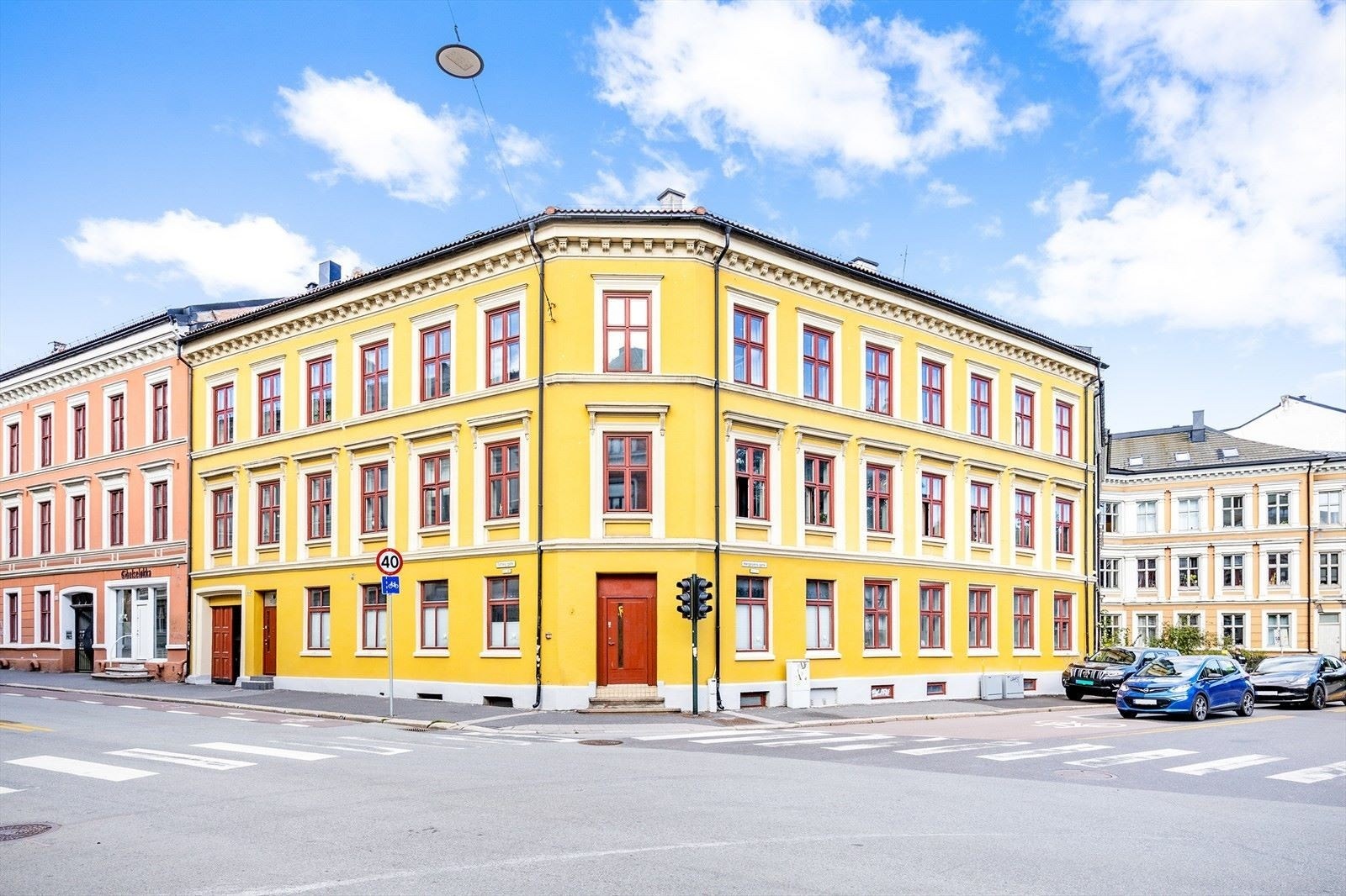 Bygården ligger på hjørnet av Sofienbergparken Galleribilde