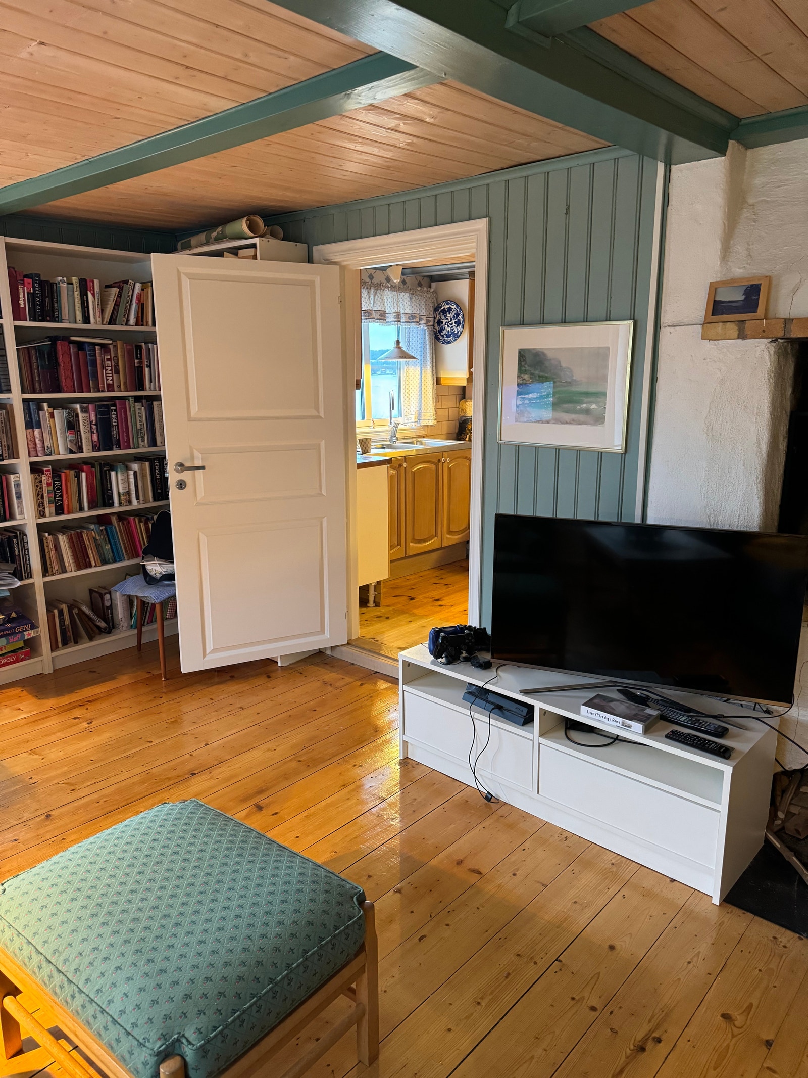 tv i bibliotek Galleribilde