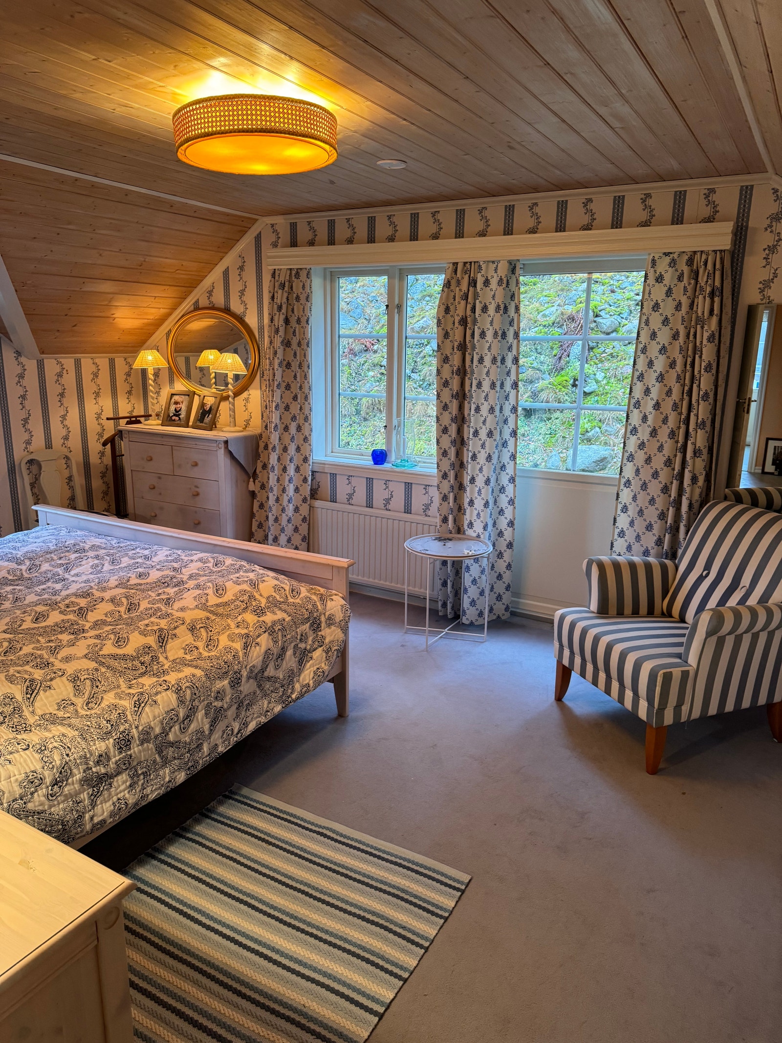 Hovedsoverom med stol og kommode Galleribilde