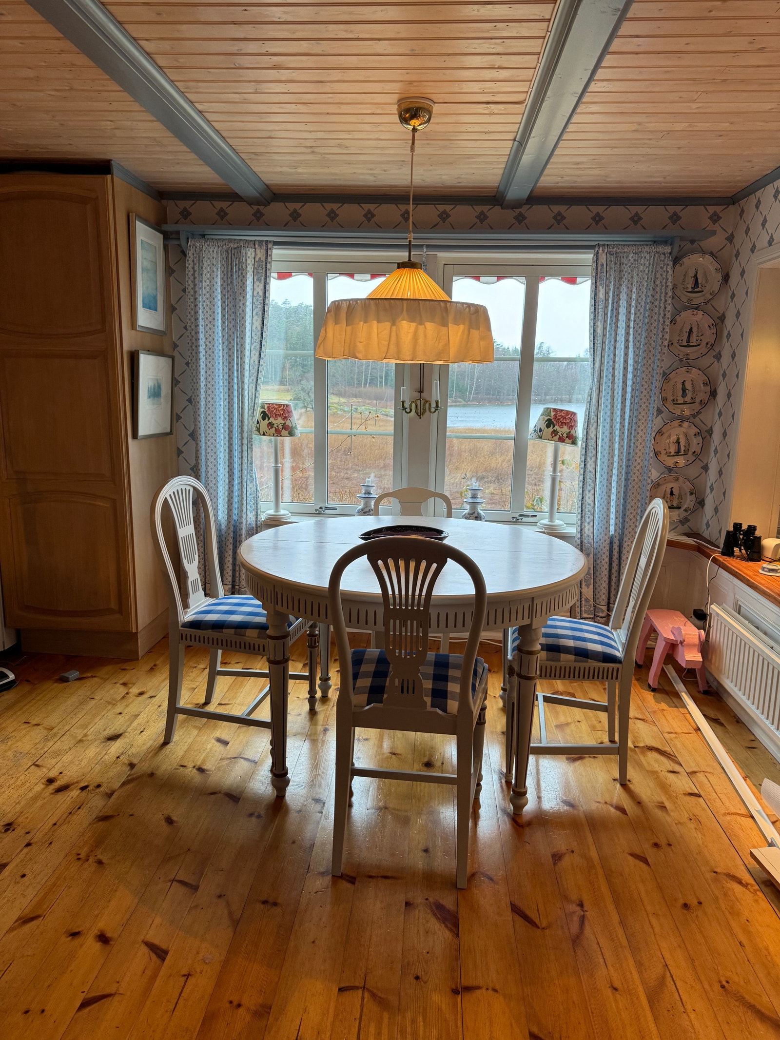 spiseplass med bord som kan utvides Galleribilde