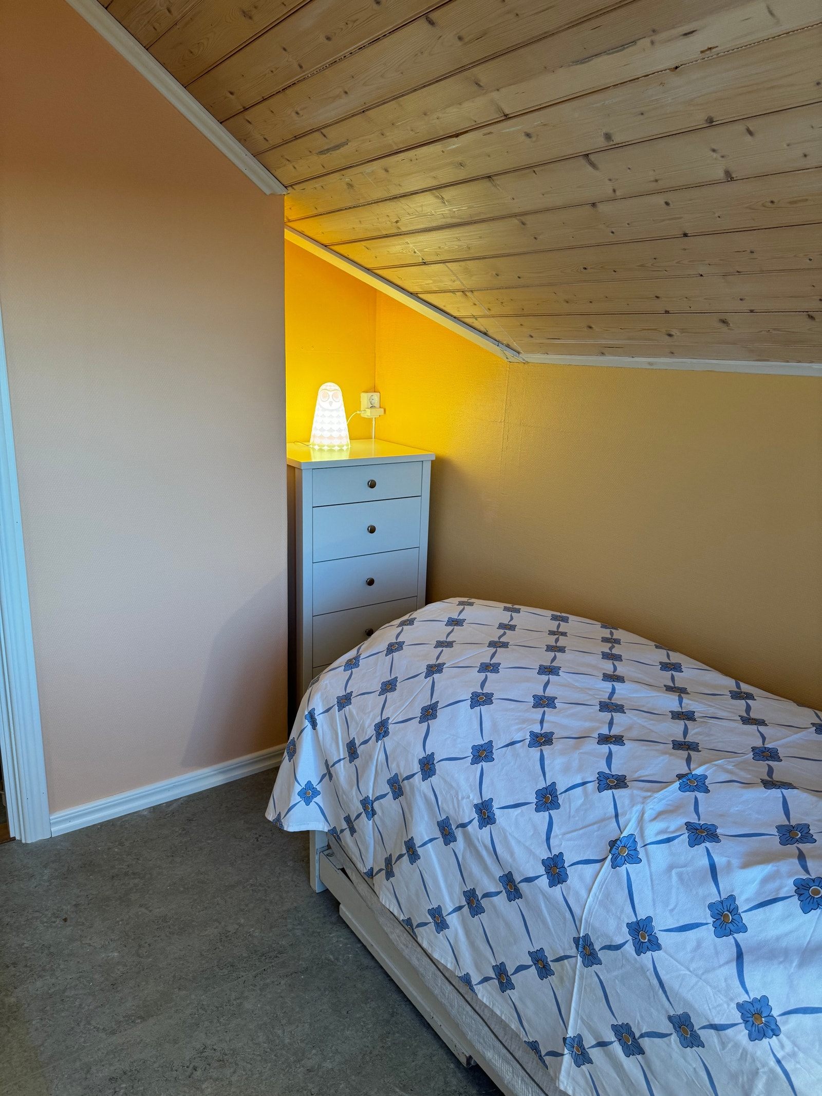 soverom to med kommode Galleribilde