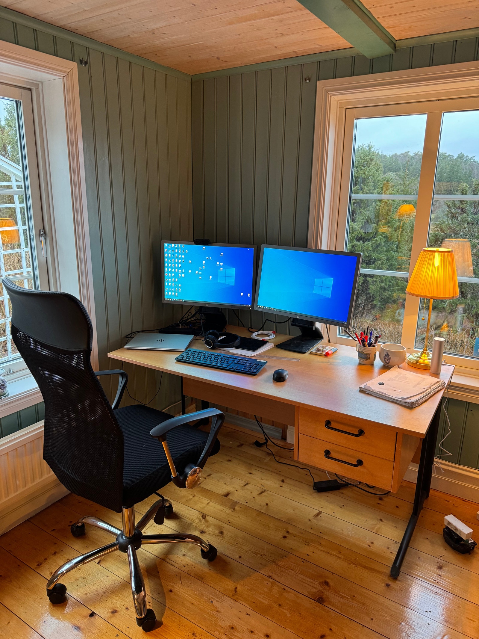 arbeidsplass i bibliotek Galleribilde