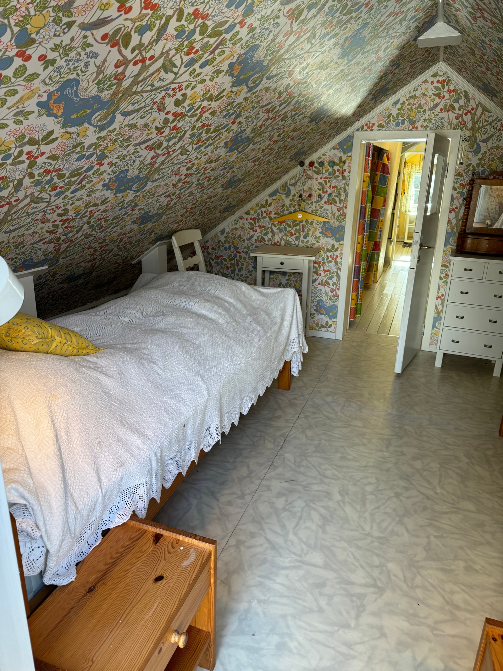 Soverom fem - seng en. Sett mot soverom seks Galleribilde