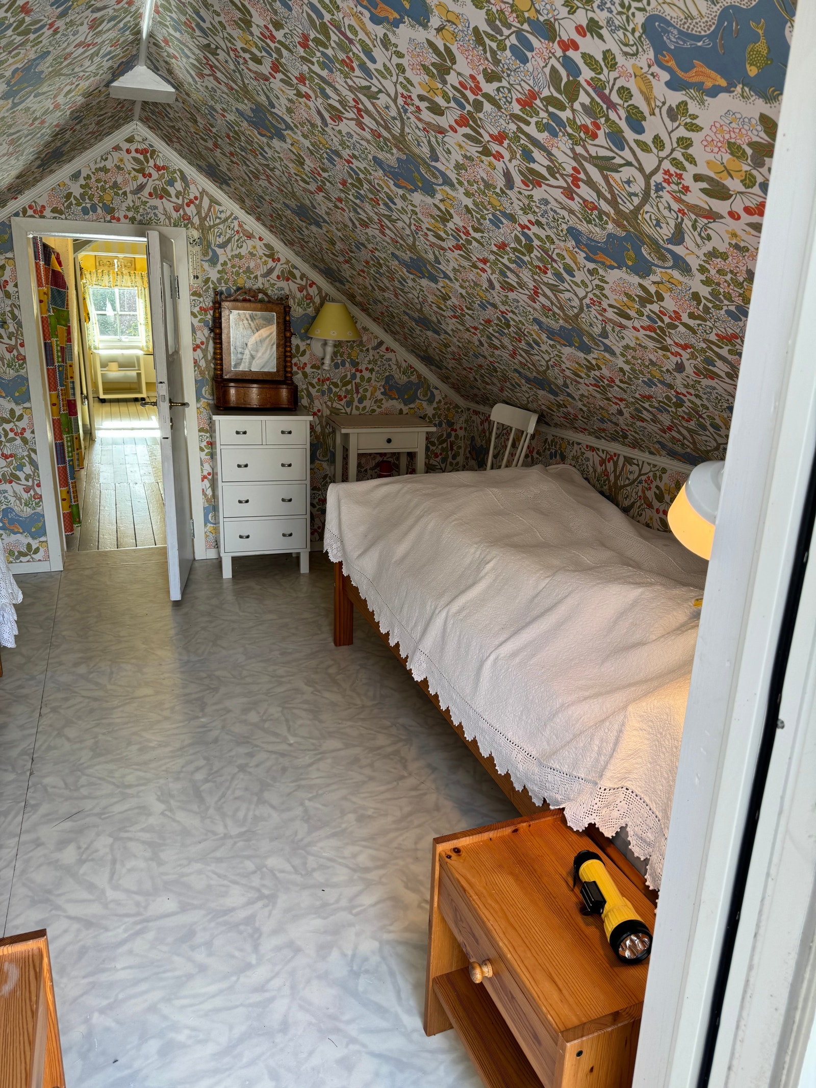 soverom fem - seng to. Sett mot soverom seks Galleribilde