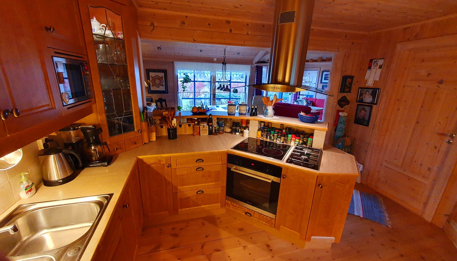 Espekjøkken av bjørk sett mot spisestove/ sør-vest Galleribilde