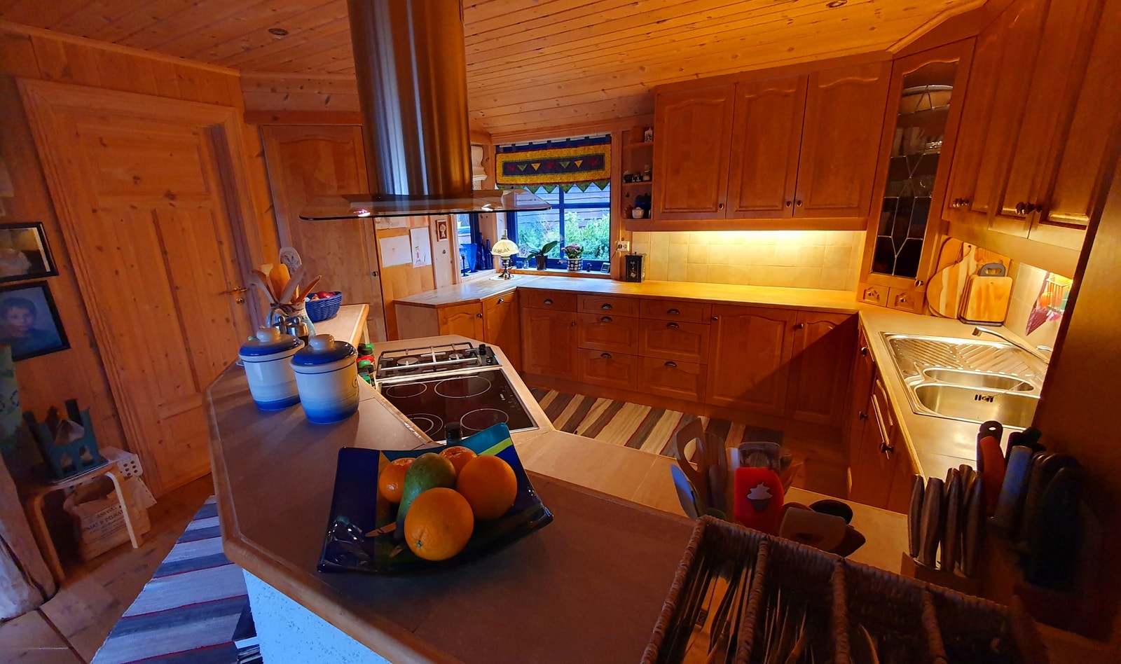 Kjøkken sett mot inngang (VF) Galleribilde