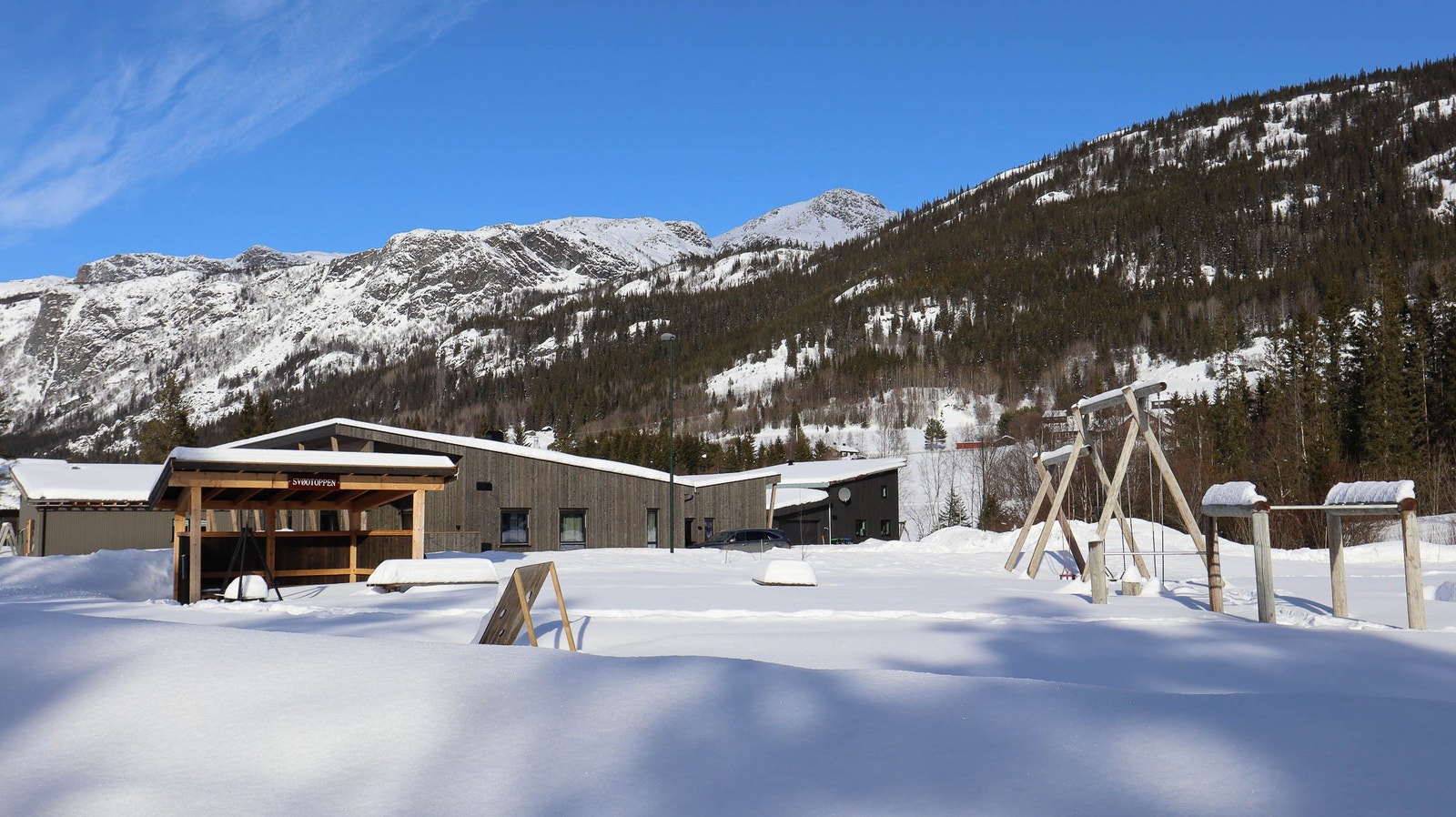 Rett ved boligen ligger det leikeplass med gapahuk og lekeapparater. Litt tidligere i Svøovegen er det skateramp. Galleribilde