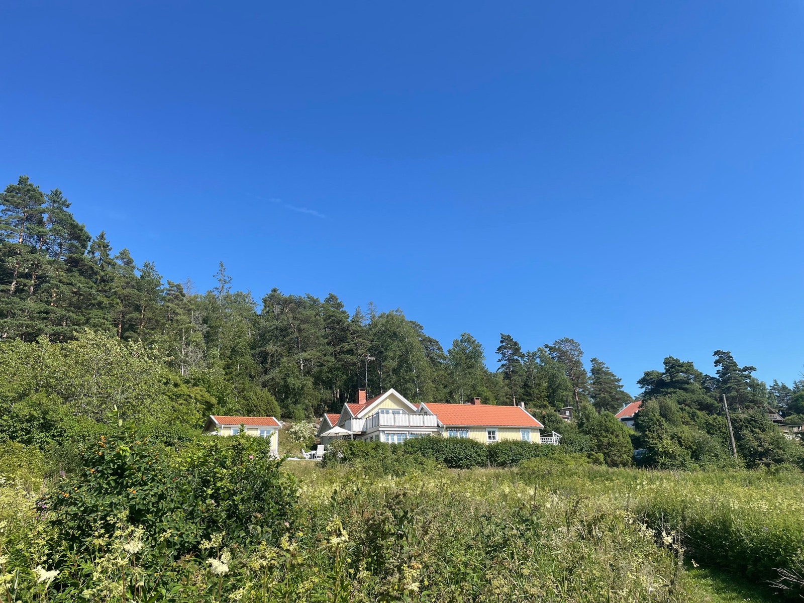 Stort og romslig hus i grønne omgivelser Galleribilde