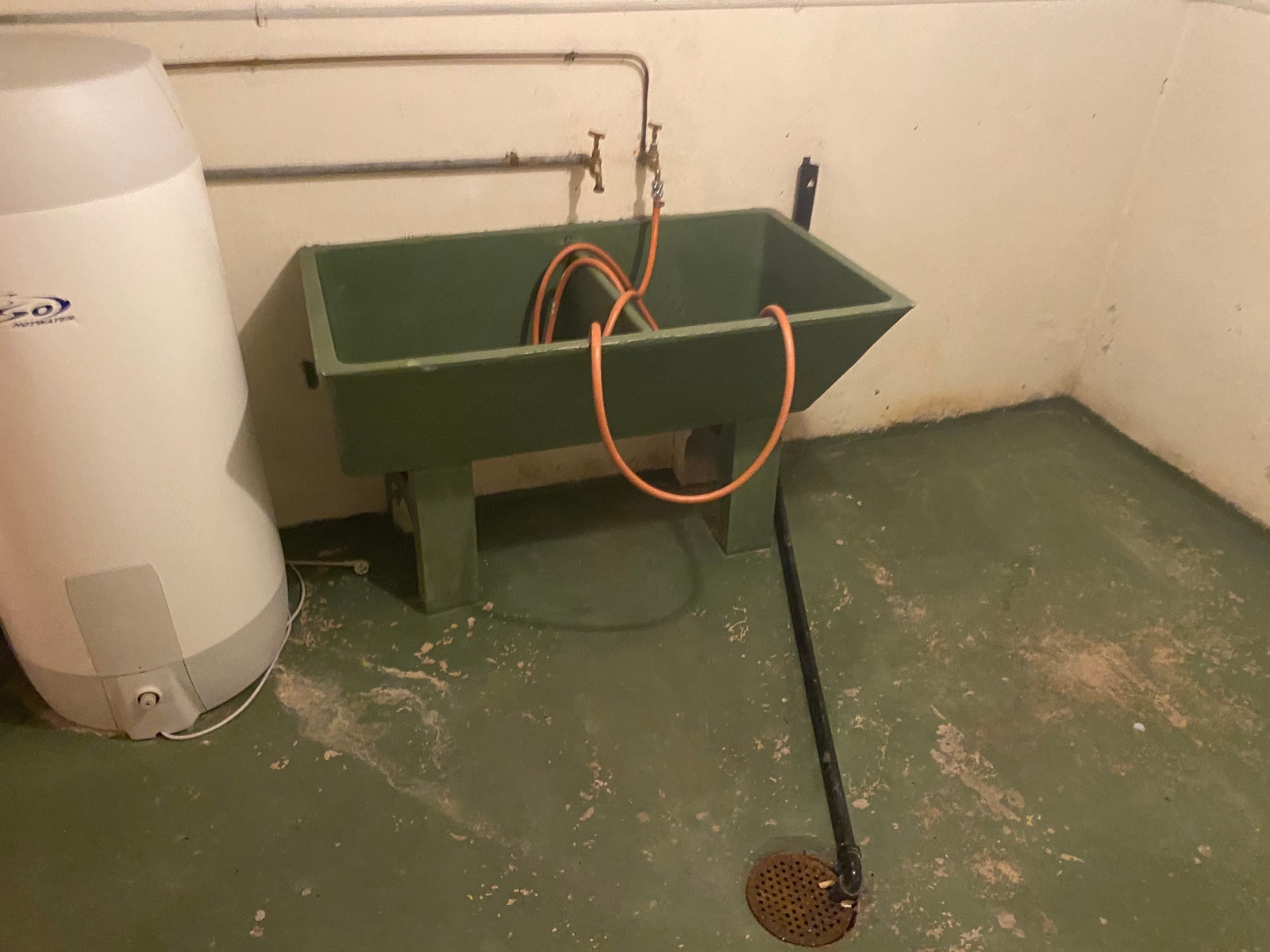 Vaskerom i kjeller med nyere 200 liters varmtvanns tank til kun til 1 etasje. Galleribilde