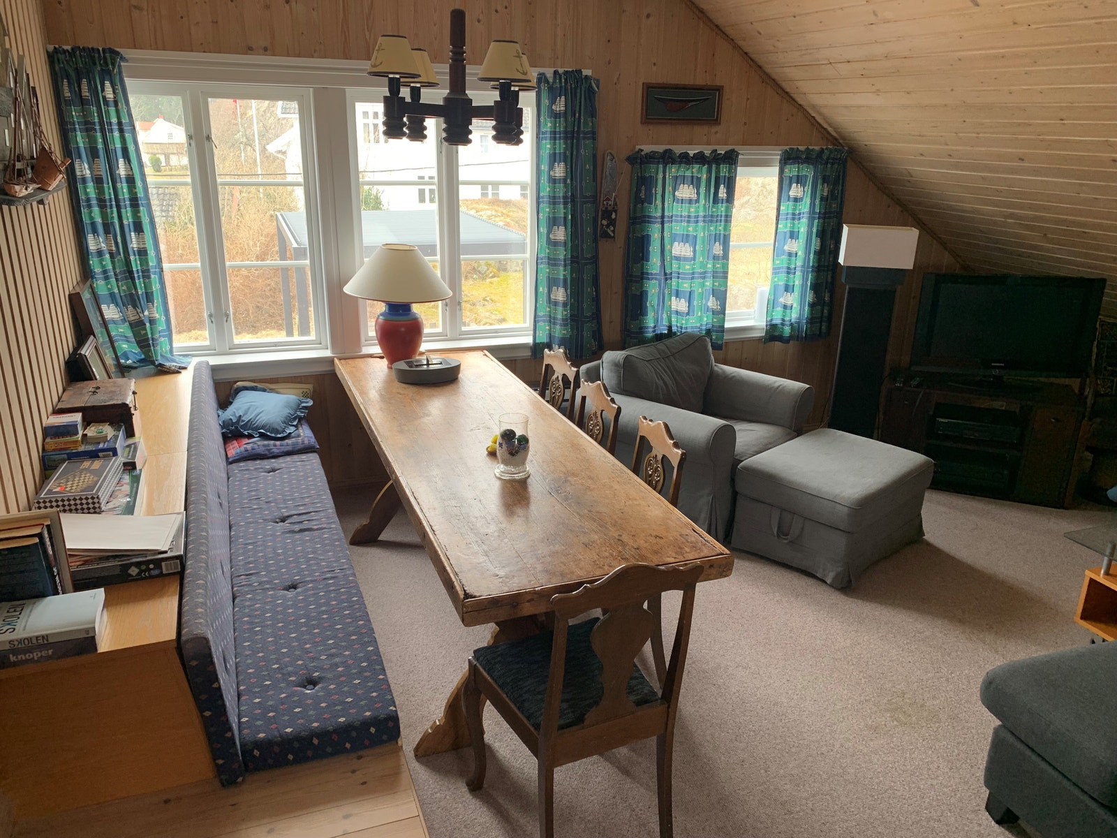 sittegruppe/spisebord i 2 etg/stue Galleribilde