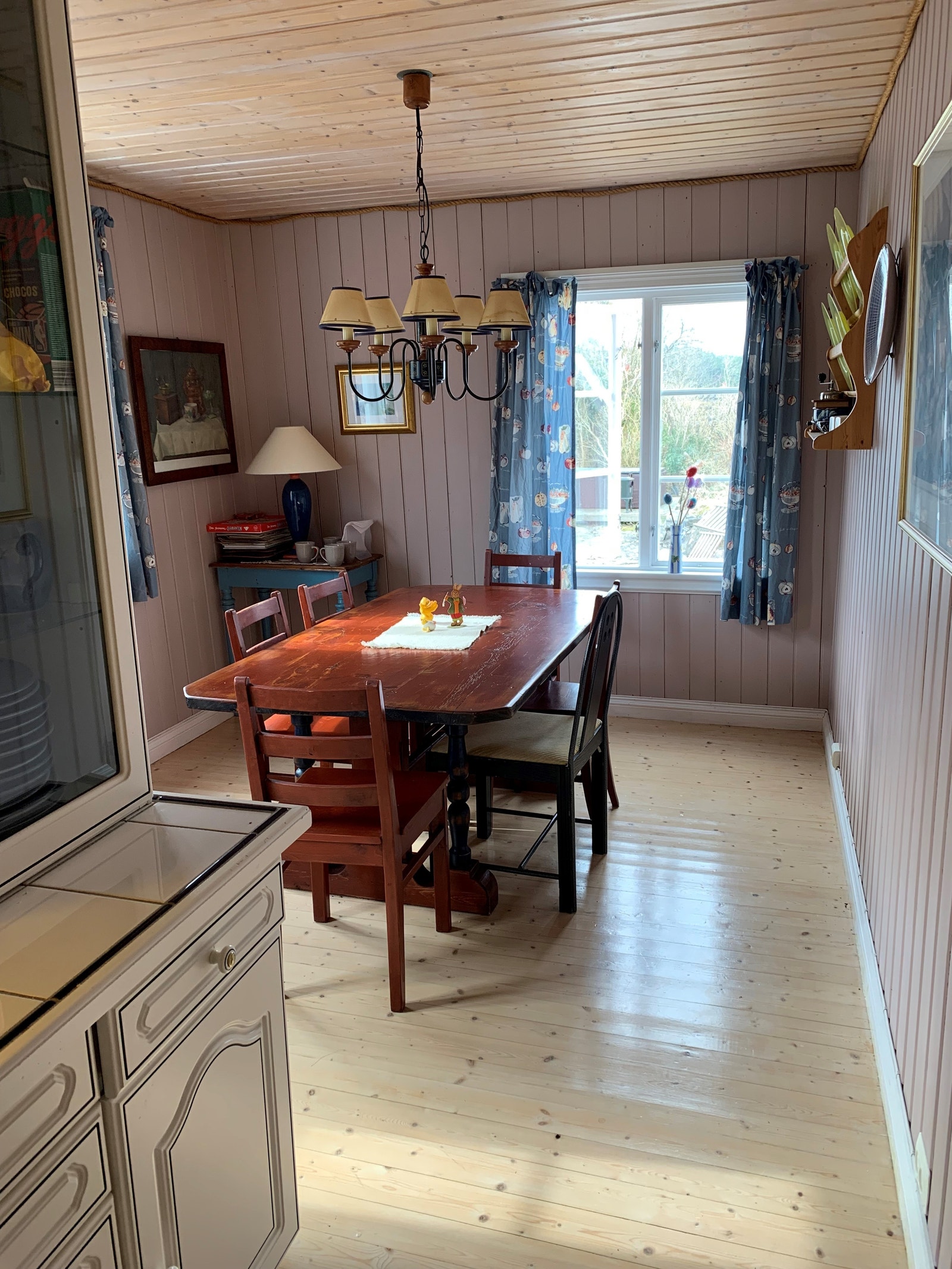 Spisestuer i forbindelse med kjøkkenet Galleribilde