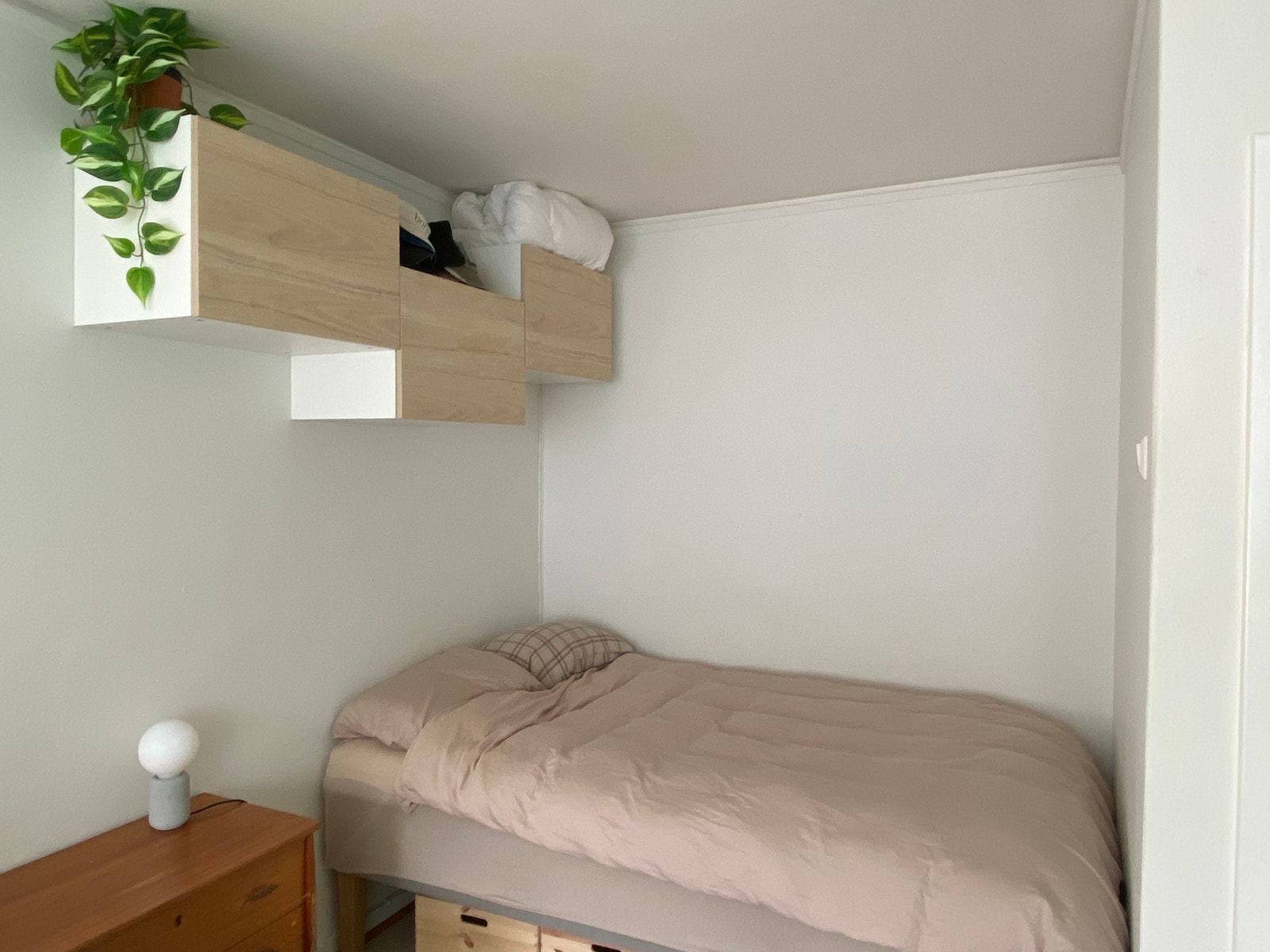 Mulighet for mye lagringsplass til klær og diverse over og under sengen Galleribilde