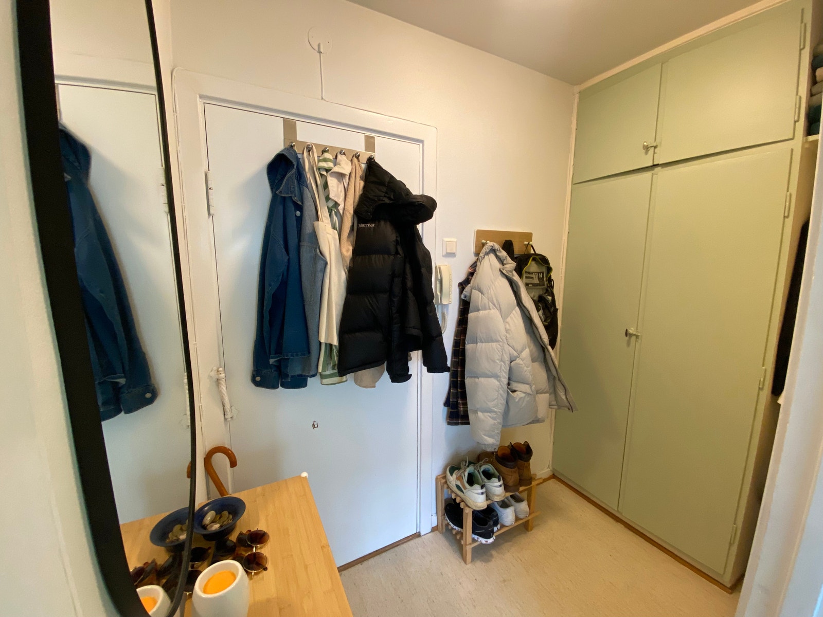 Egen separert gang med mye skapplass her også Galleribilde