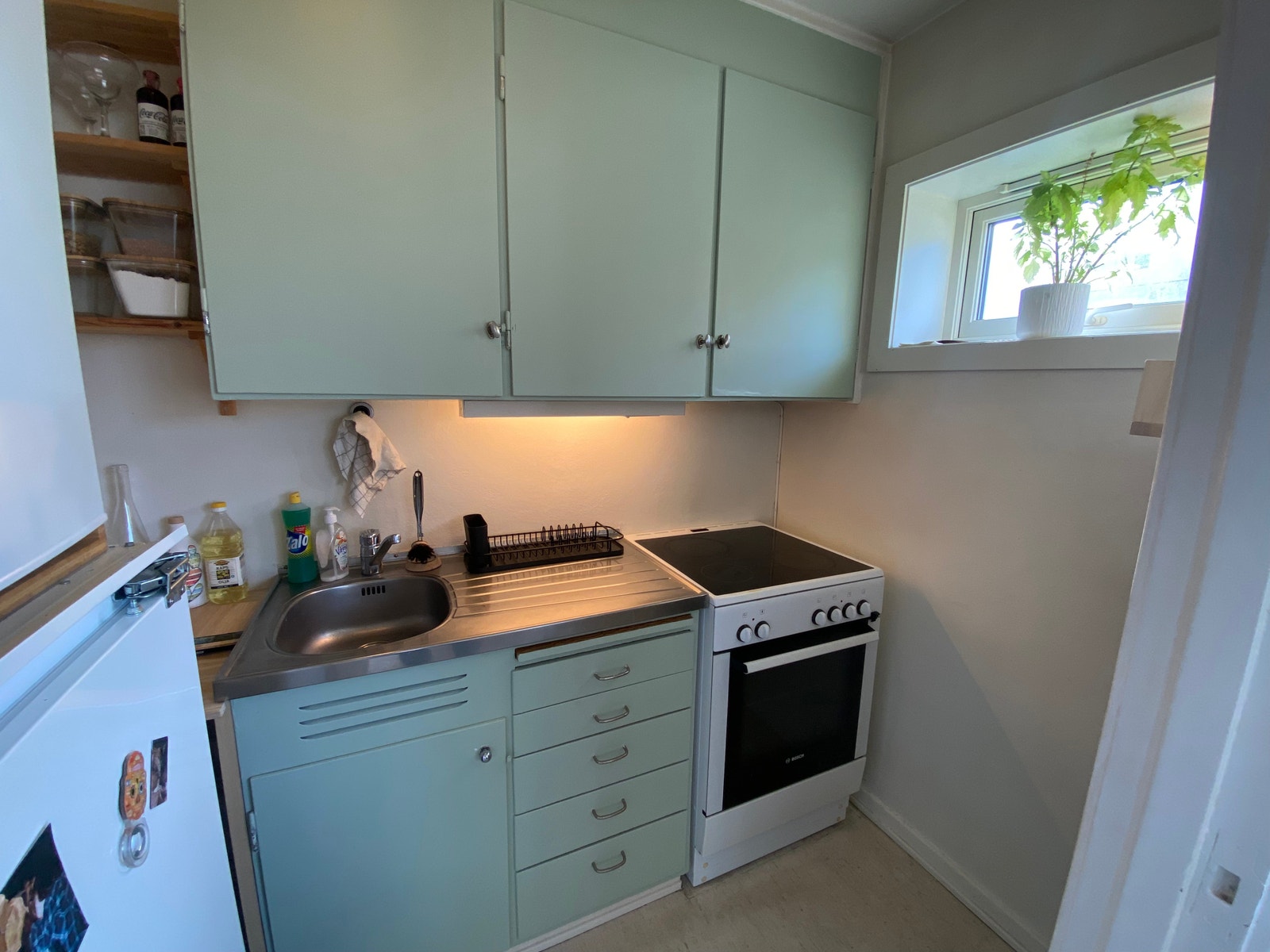 Mye skapplass på kjøkkenet Galleribilde