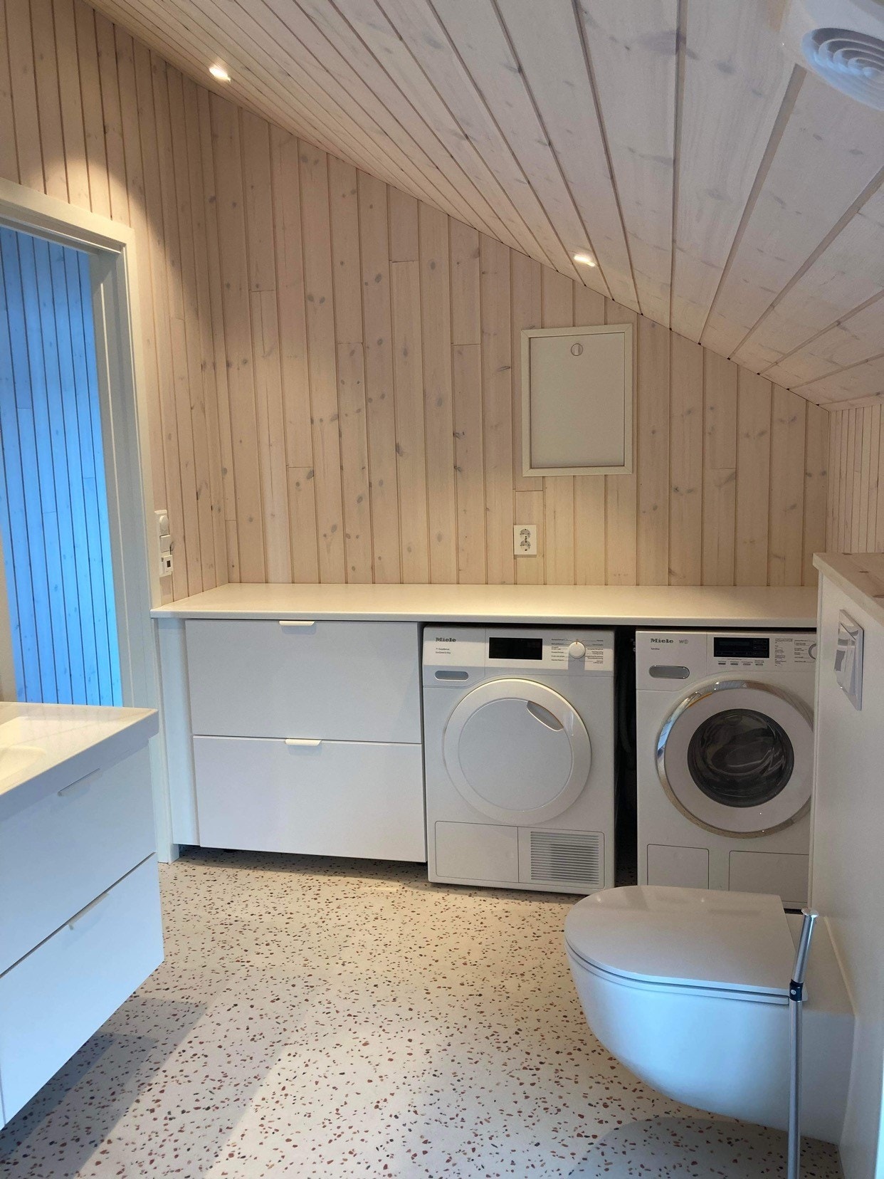 Bad med vaskemaskin og tørketrommel Galleribilde