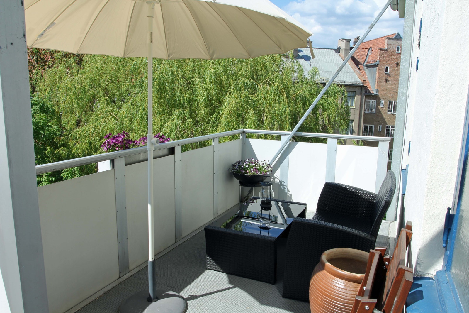 Stor balkong. Følger med sofa, puter, bord, parasoll. Galleribilde