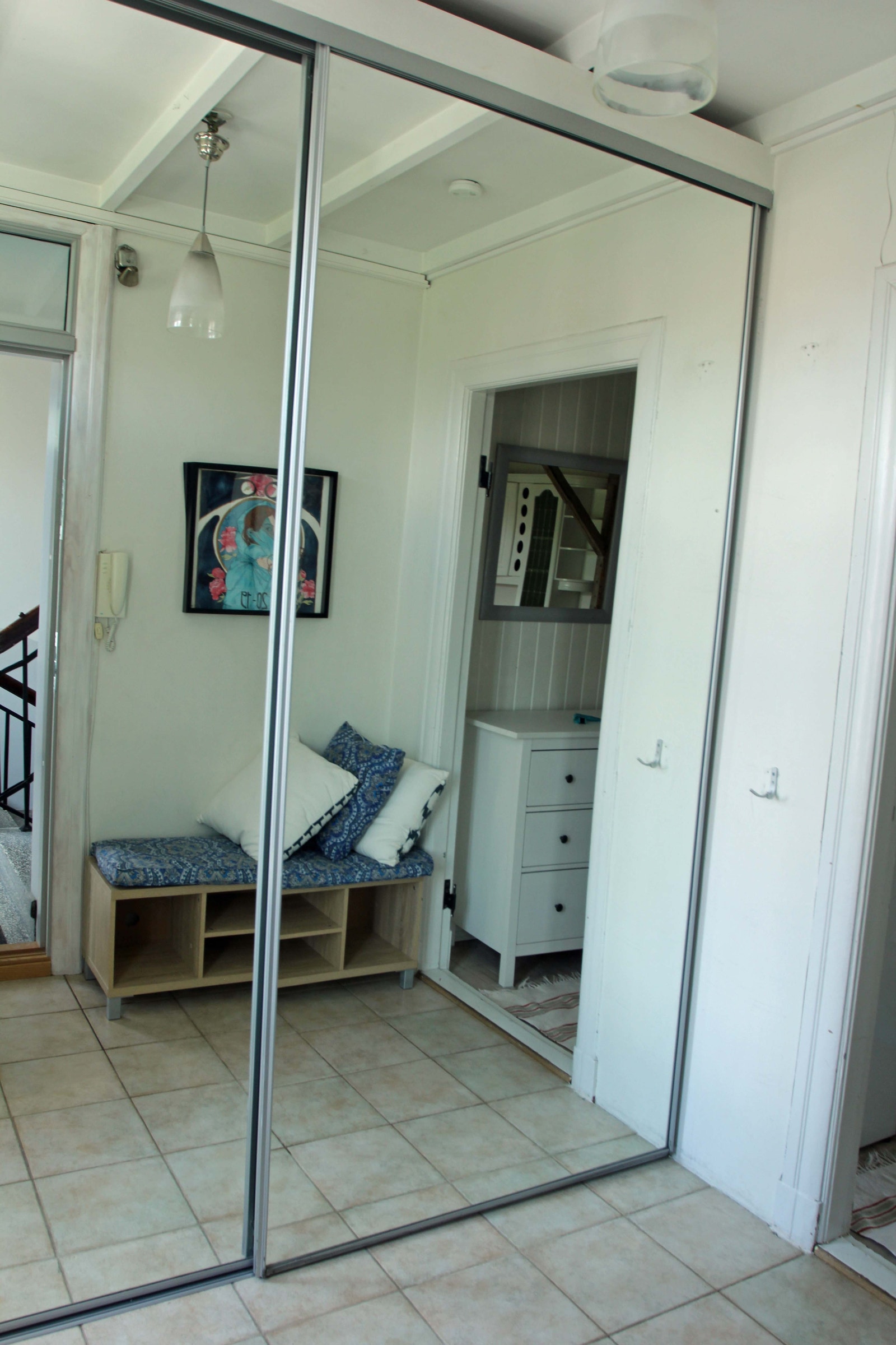 Gang med skyvedørsgarderobe, sett fra inngangsdør Galleribilde
