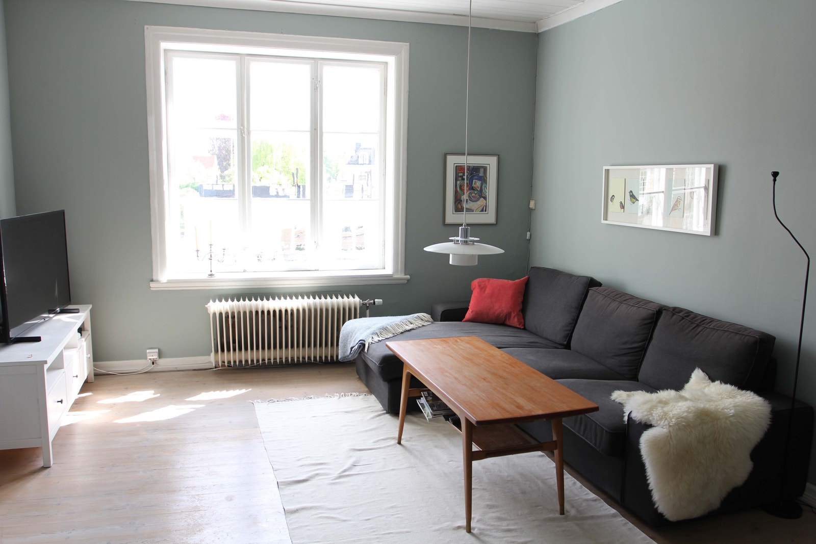 Stue med store flotte vinduer Galleribilde
