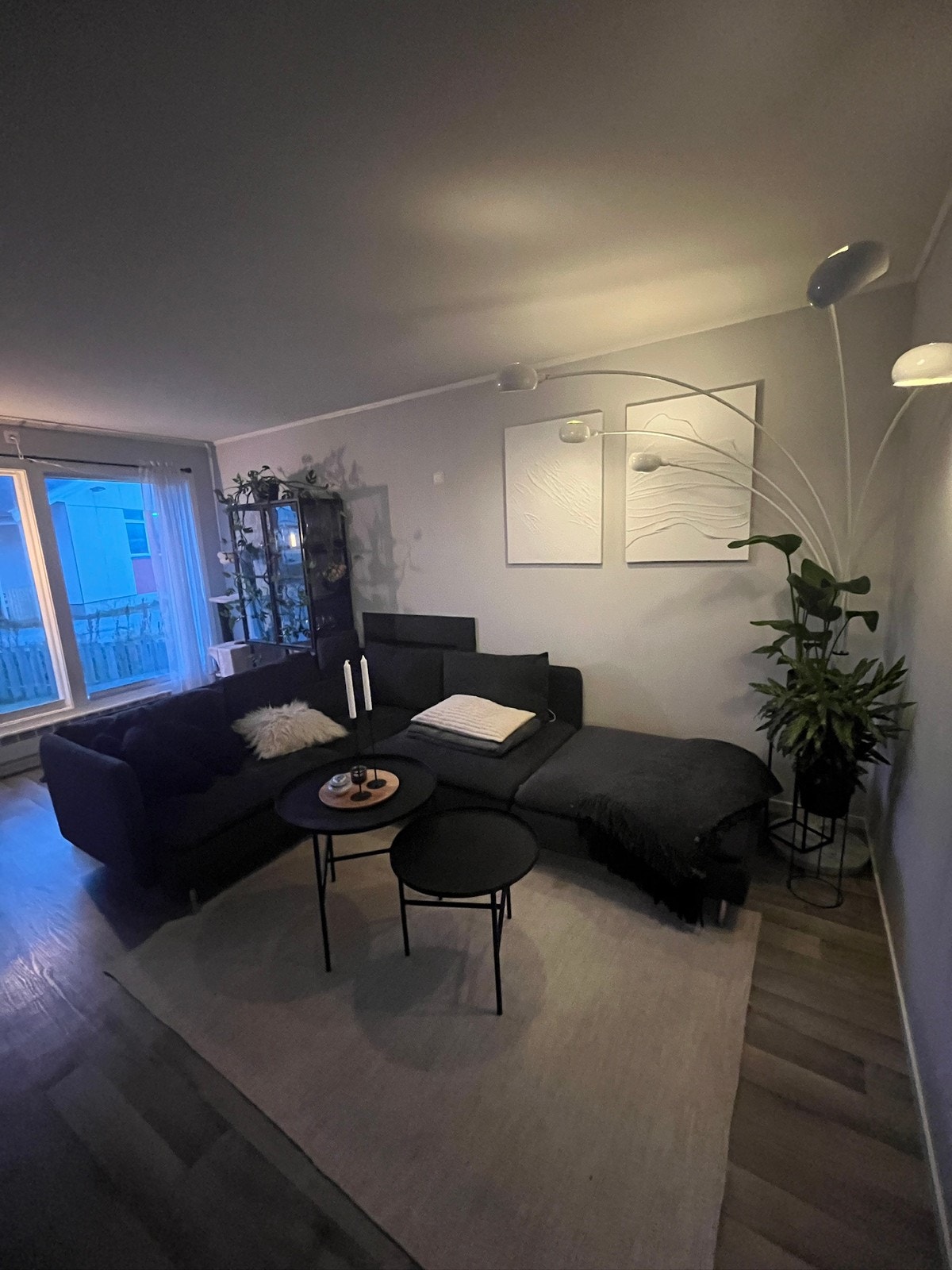 Romslig og åpen stue Galleribilde