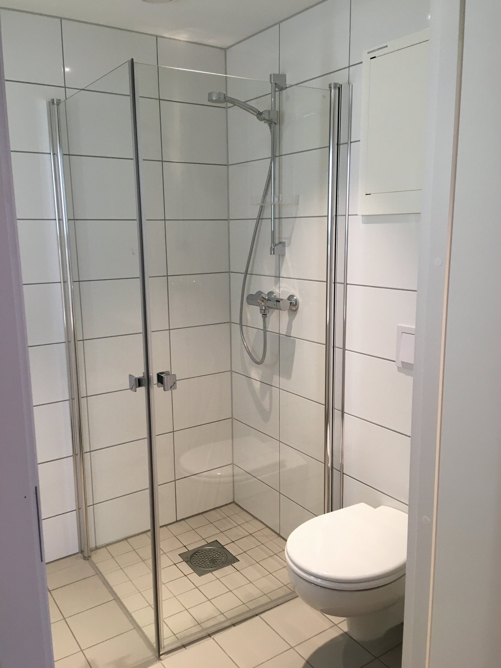 Fliselagt bad med dusjhjørne Galleribilde