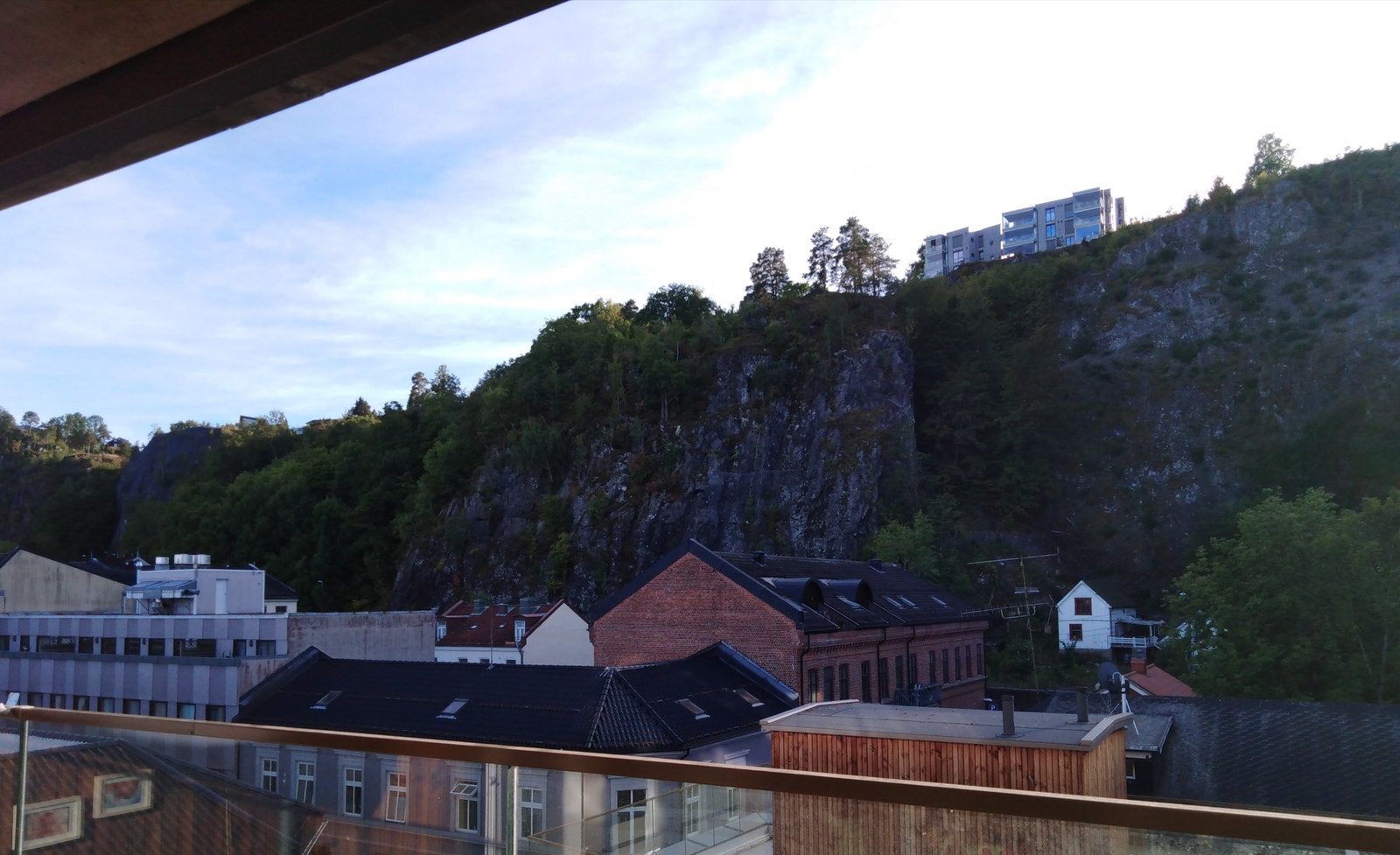 Utsikt over hustakene mot syd og øvre Holmestrand fra balkong Galleribilde