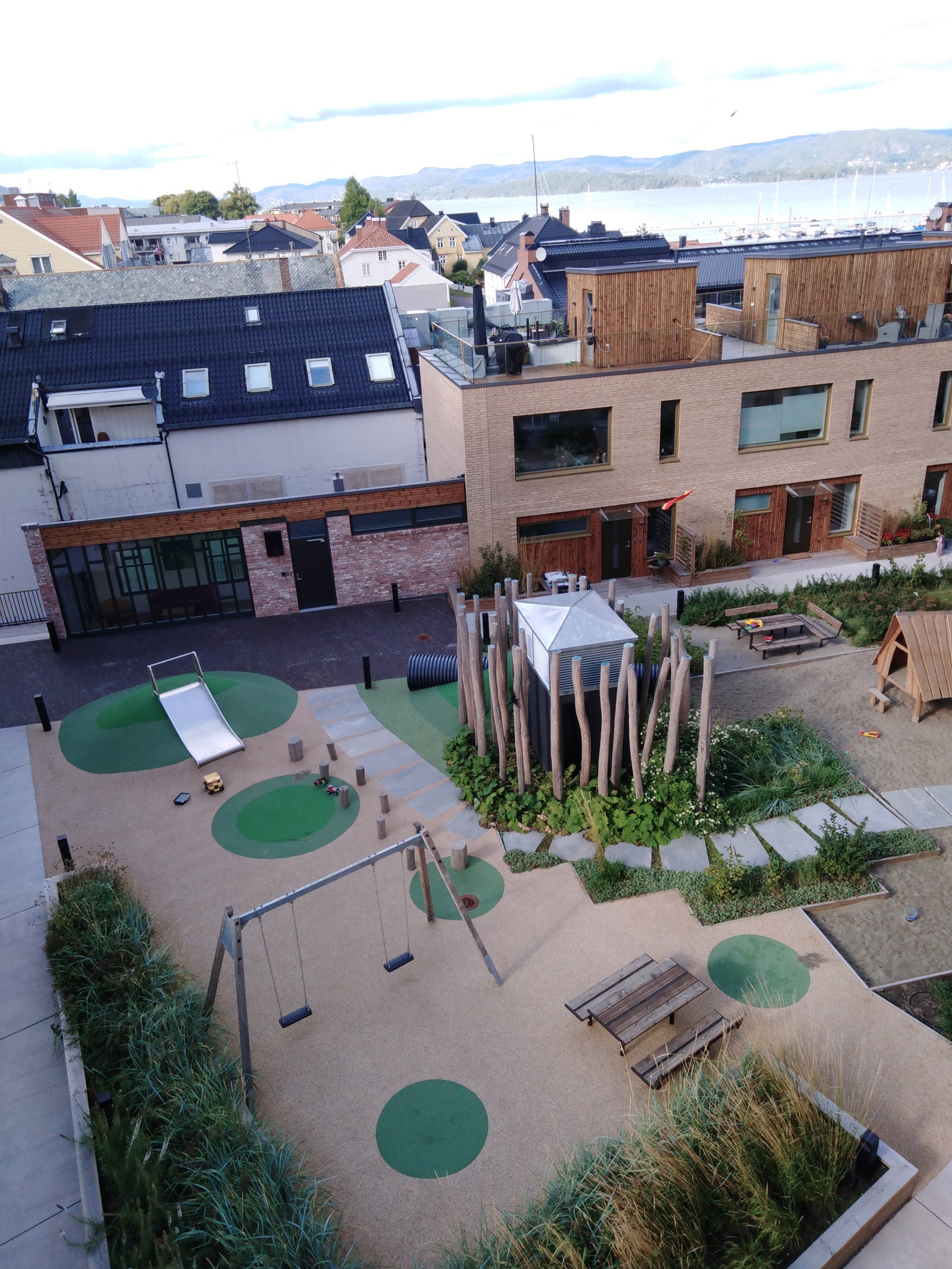 Fra leiligheten har du god oversikt over lekeplassen Galleribilde