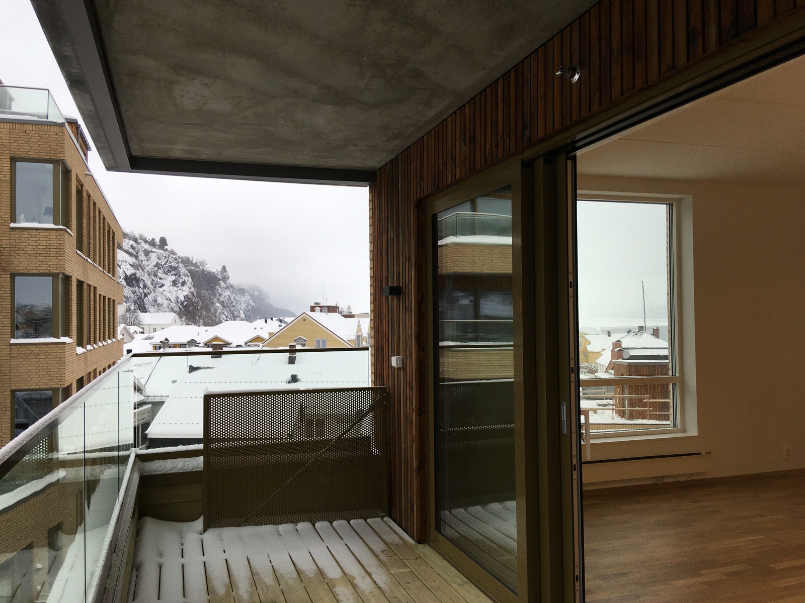 Utsikt mot by og fjord mot nordvest fra balkong og stuevindu Galleribilde