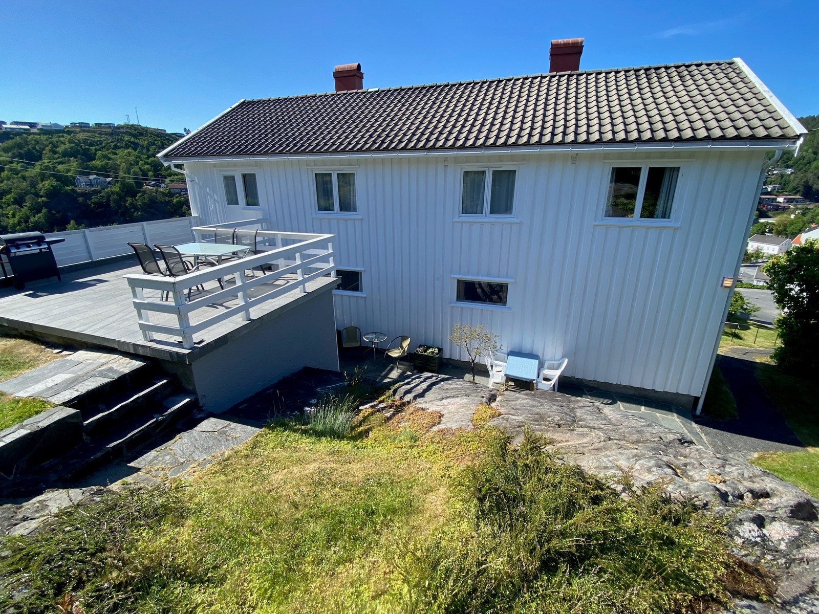 Baksiden av huset med flere sitteplasser Galleribilde