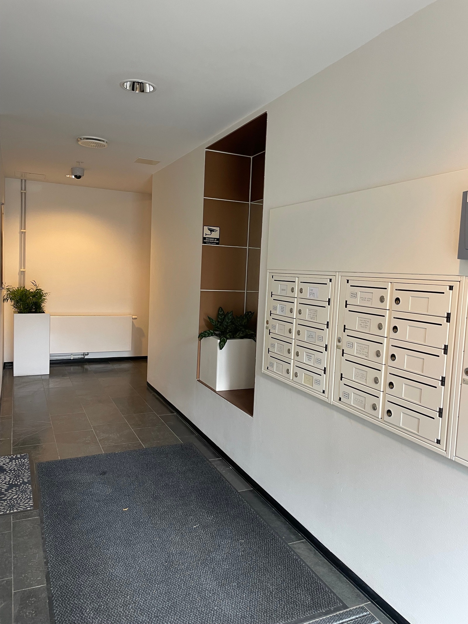 Inngangsparti med postkasser Galleribilde