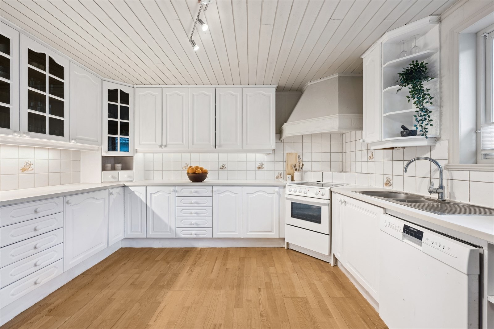 Kjøkkenet som ligger i eget rom har takhøy innredning med profilerte fronter og benkeplate av laminat. Galleribilde