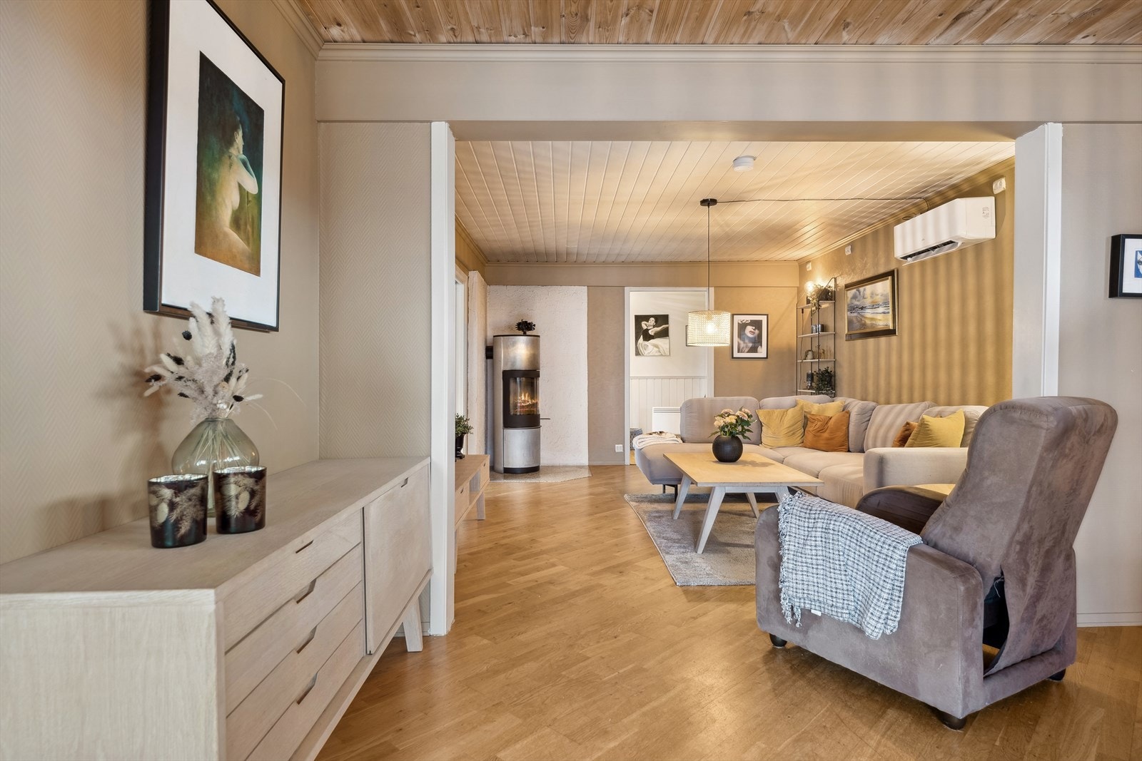 Varmepumpen og en moderne peisovn sørger for god innetemperatur gjennom hele året. Galleribilde