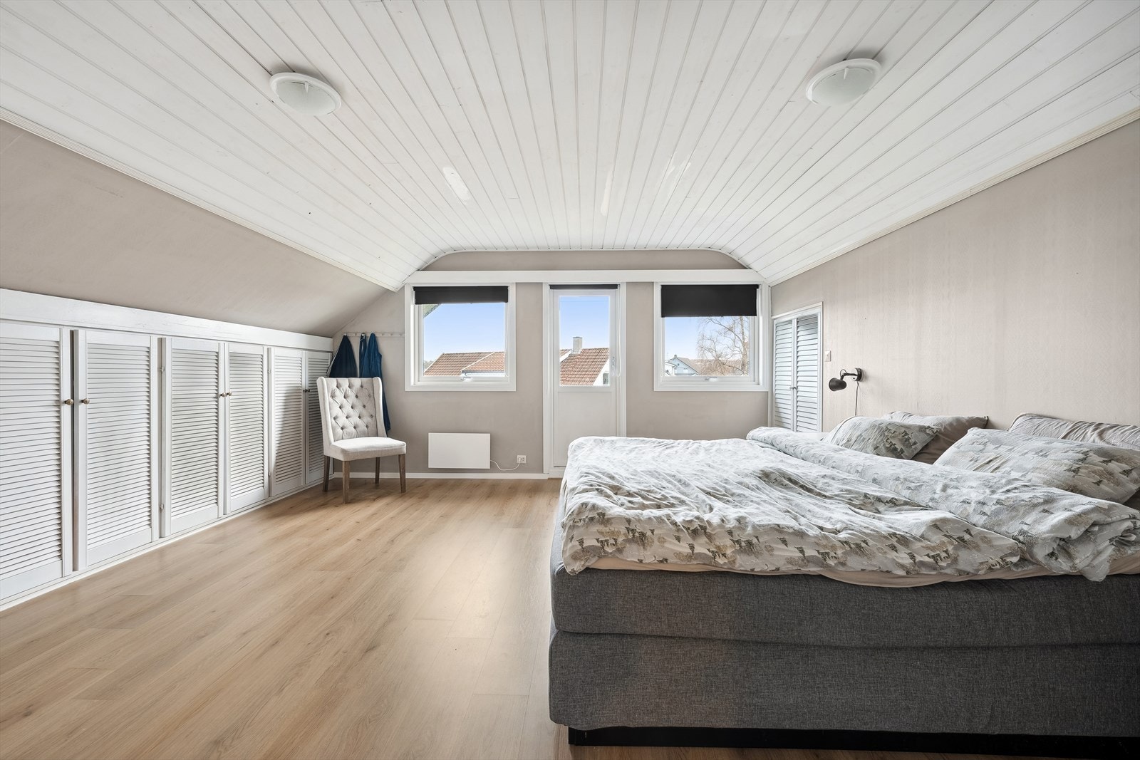 Etasjen har tre soverom med plass til både senger og oppbevaringsløsninger. Galleribilde