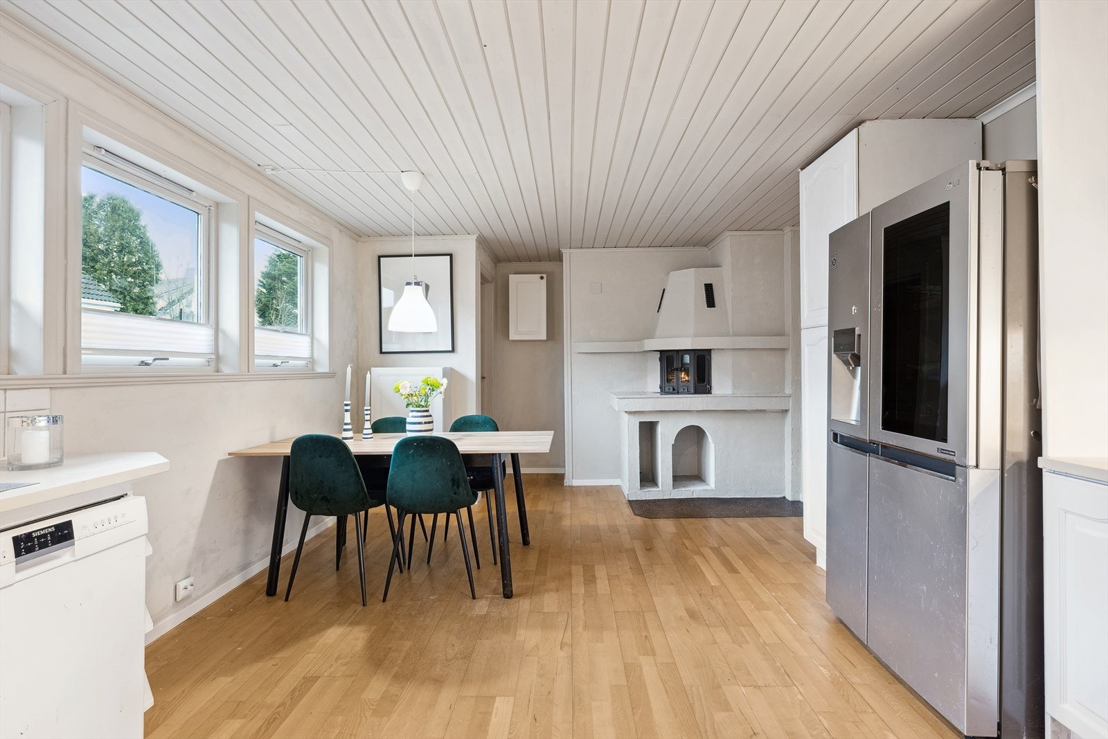 Kjøkkenet har en flott peisovn og plass til stort spisebord. Galleribilde