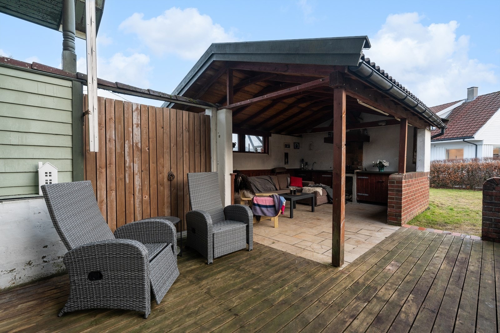 Tomten er flat og fin hvor hagen innbyr til lek og moro for både liten og stor Galleribilde