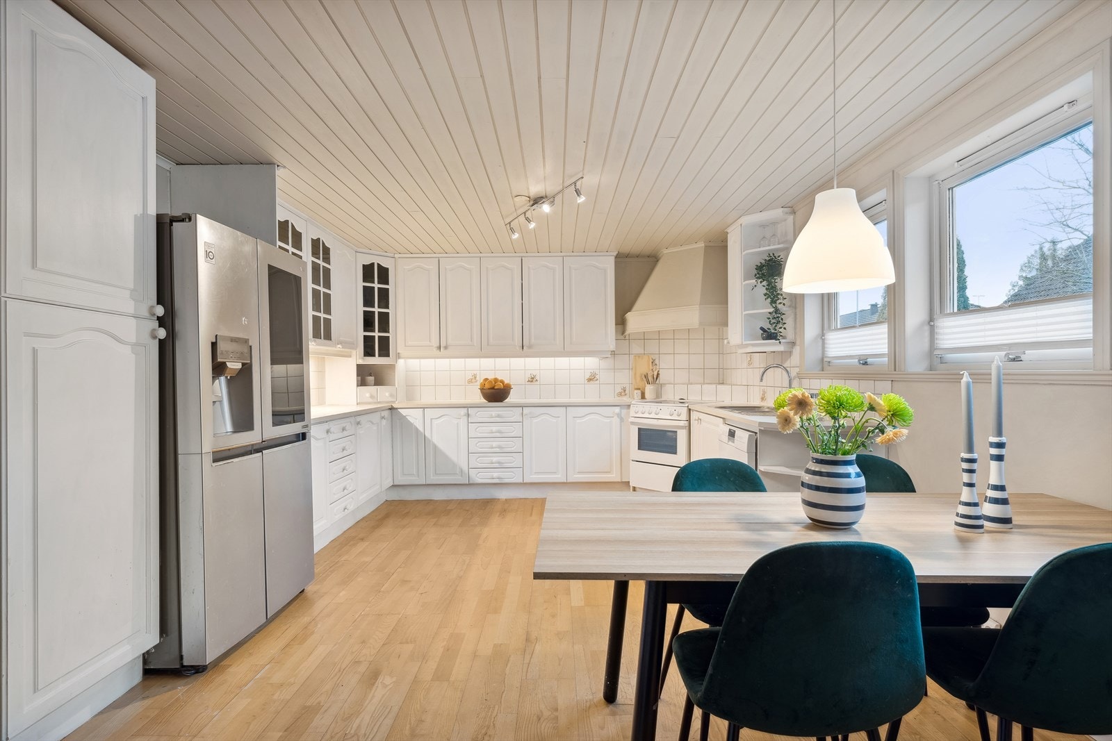 Romslig kjøkken med mye skap- og benkeplass. Galleribilde