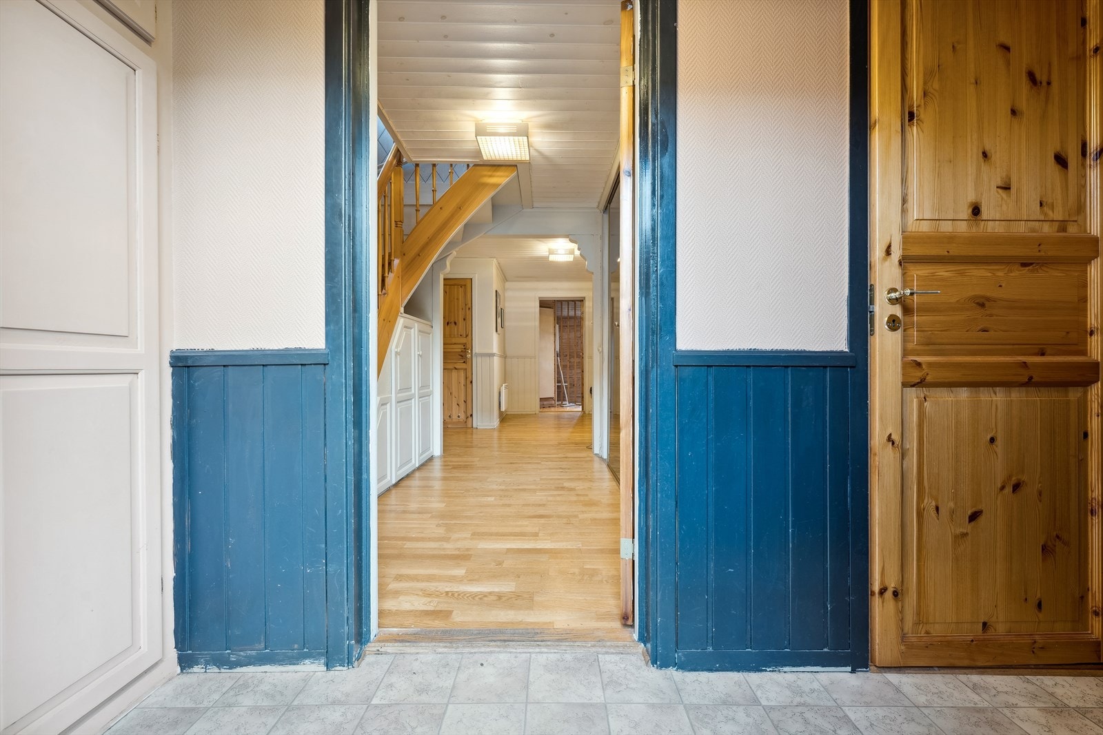 Underetasjen har separat inngang, det er og tilgang fra trapperommet tilknyttet garasjen. Galleribilde