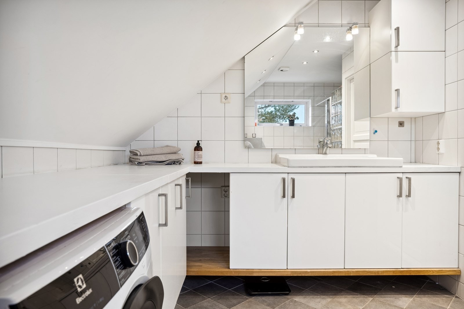 Det er varmekabler i gulvet og opplegg for vaskemaskin. Galleribilde