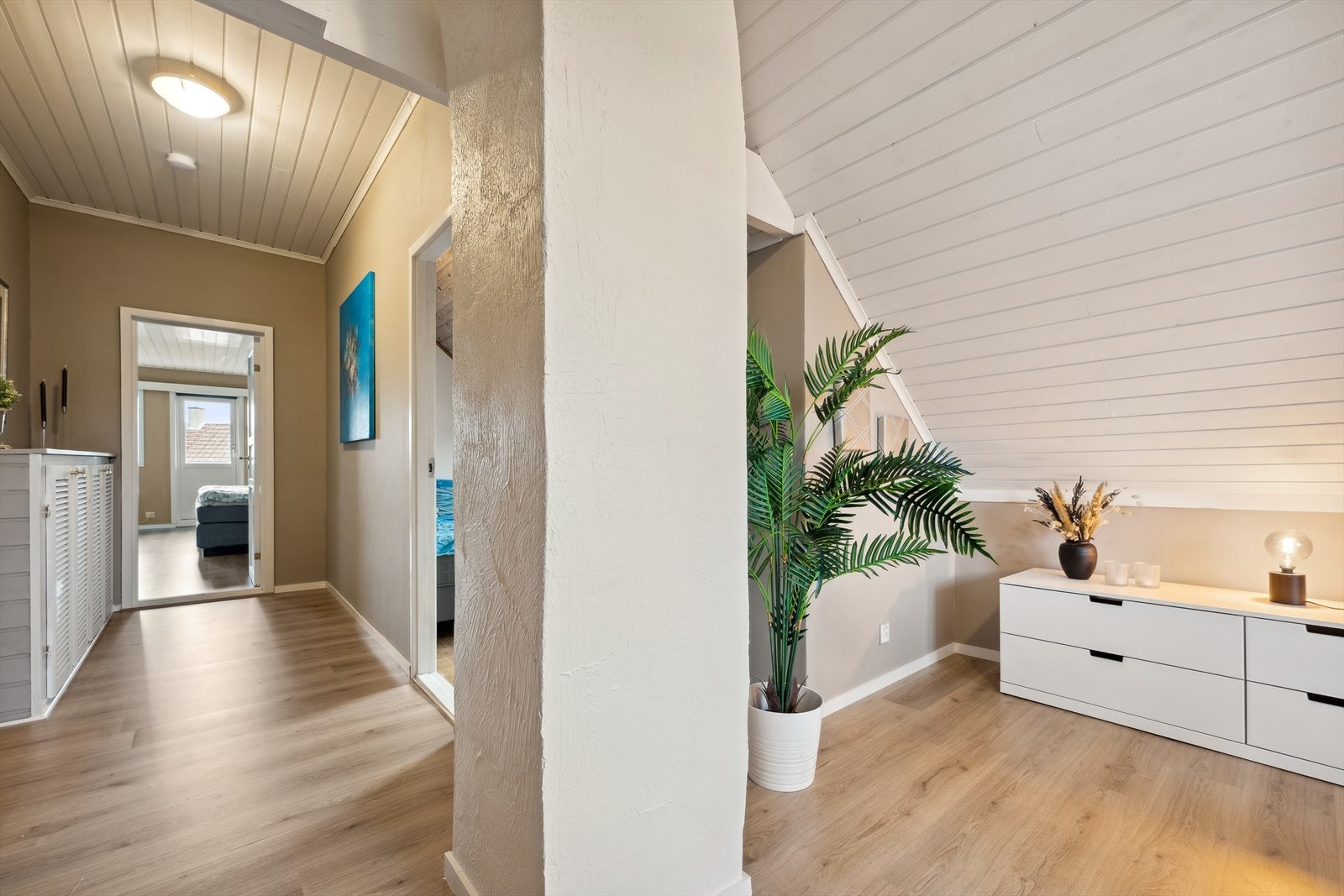 Det er trapp fra gangen i 1. etasje opp til stuen i 2. etasje. Galleribilde