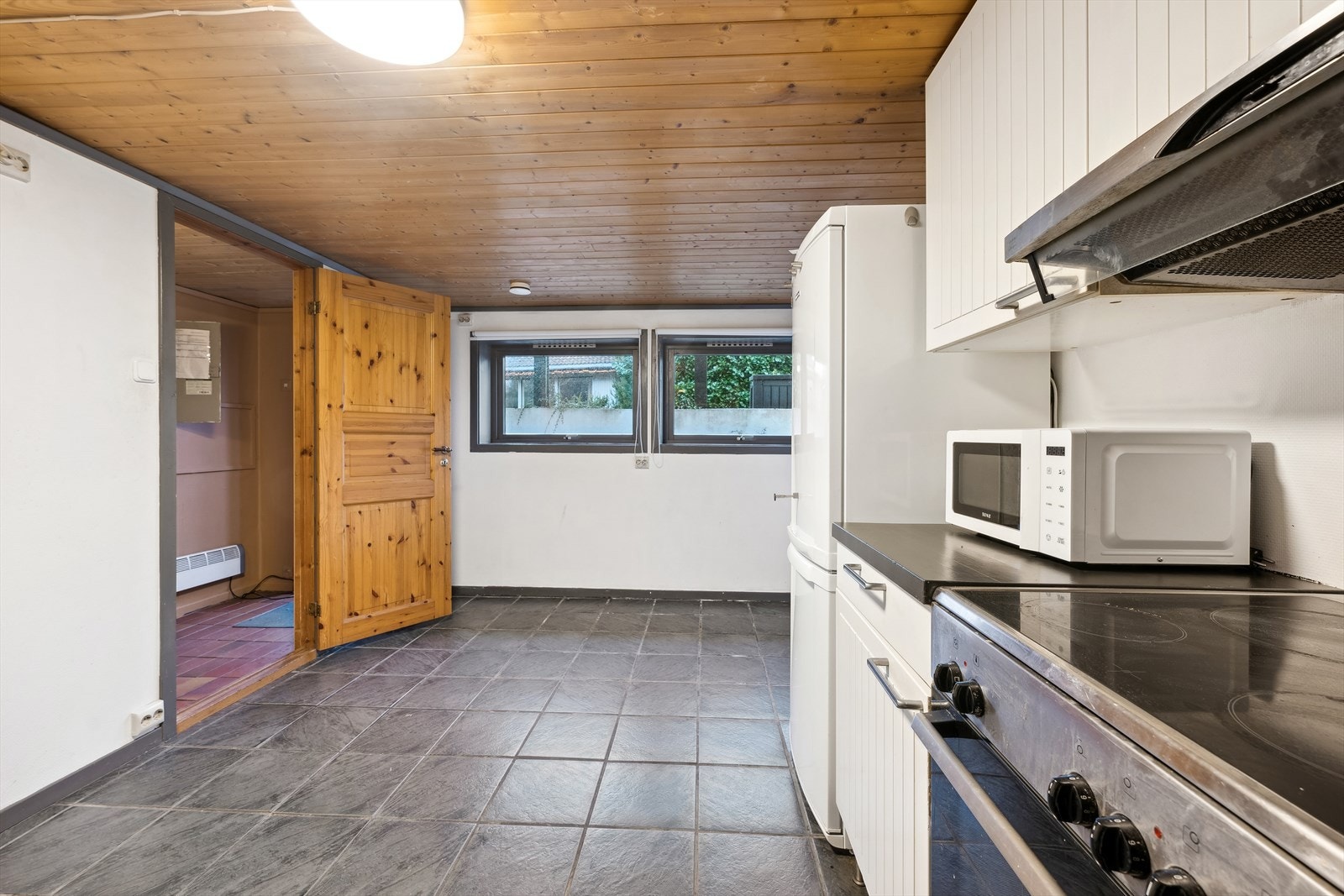 Rom innredet som kjøkken har innredning med profilerte fronter og benkeplaten av heltre. Galleribilde