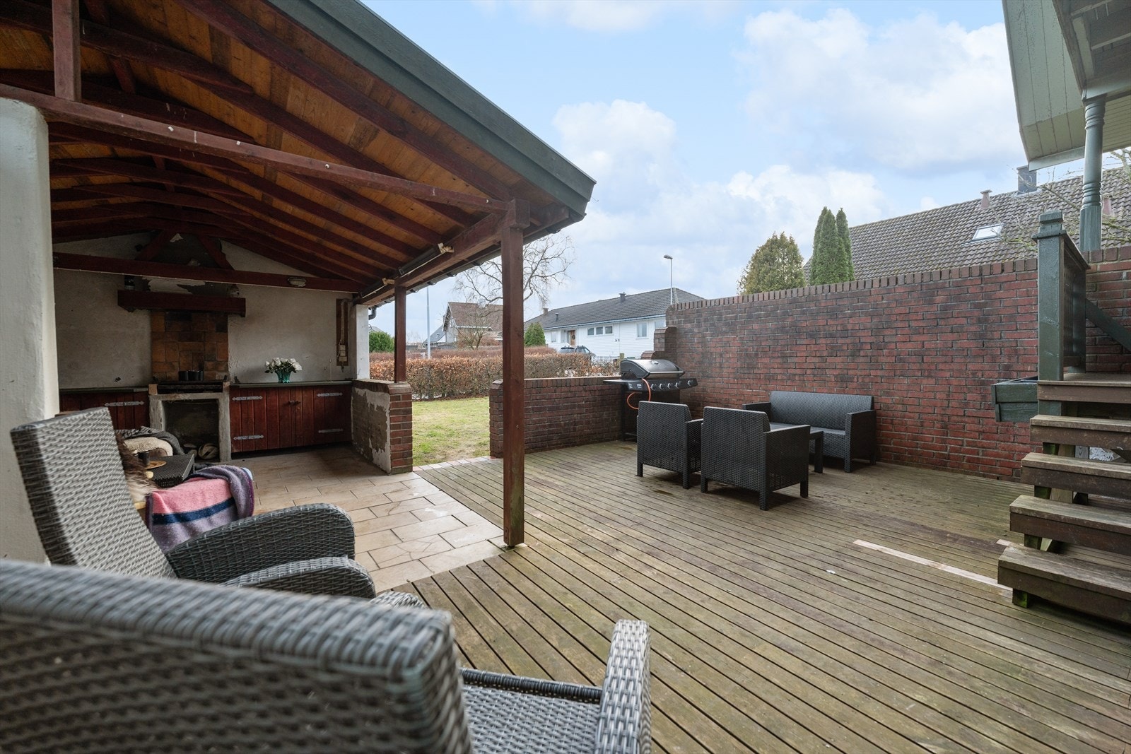 I forbindelse med terrassen er det en flott overbygd grillhytte med sommerkjøkken. Galleribilde