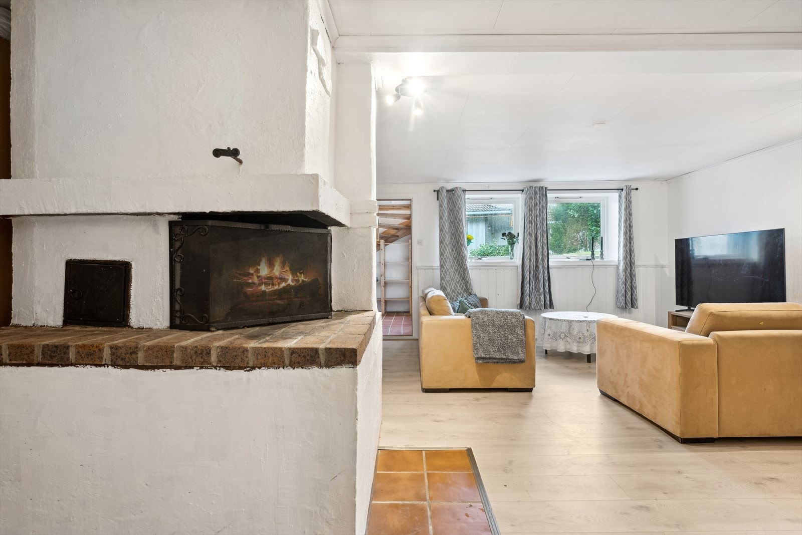 Inne finner du en gang/kjellerinngang, uinnredet kjellerrom, og rom innredet som kjellerstue, soverom, bad, entre og kjøkken, Galleribilde