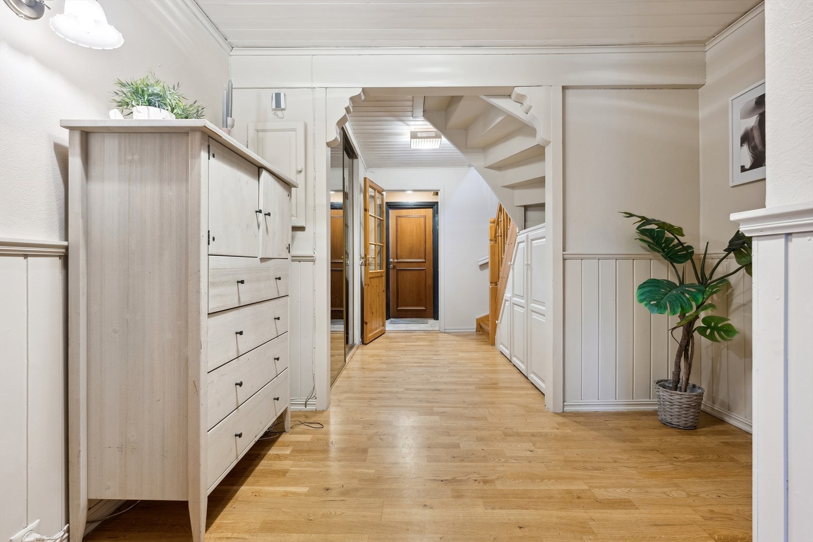 Vel inne i boligen blir du møtt av en entré og gang med god plass til yttertøy og sko. Galleribilde